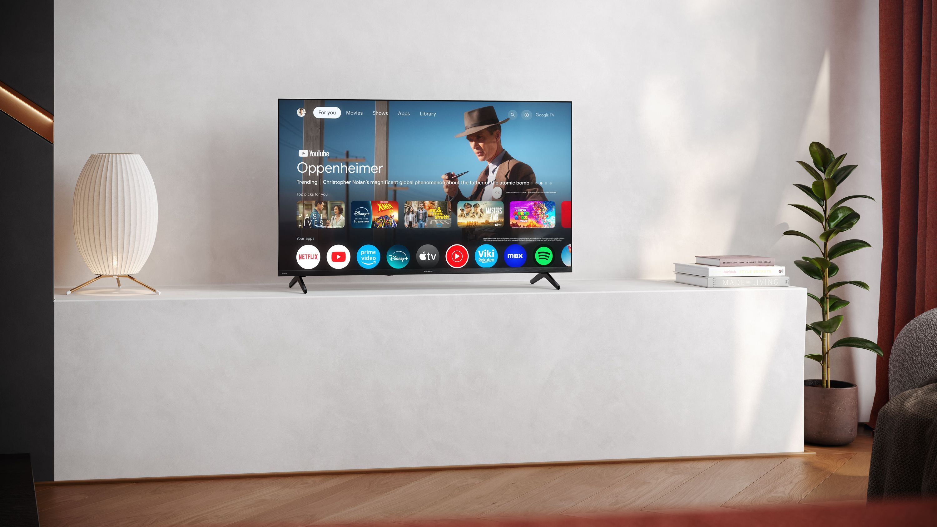 Ein moderner Fernseher zeigt die Google TV-Oberfläche mit Filmen und Apps.