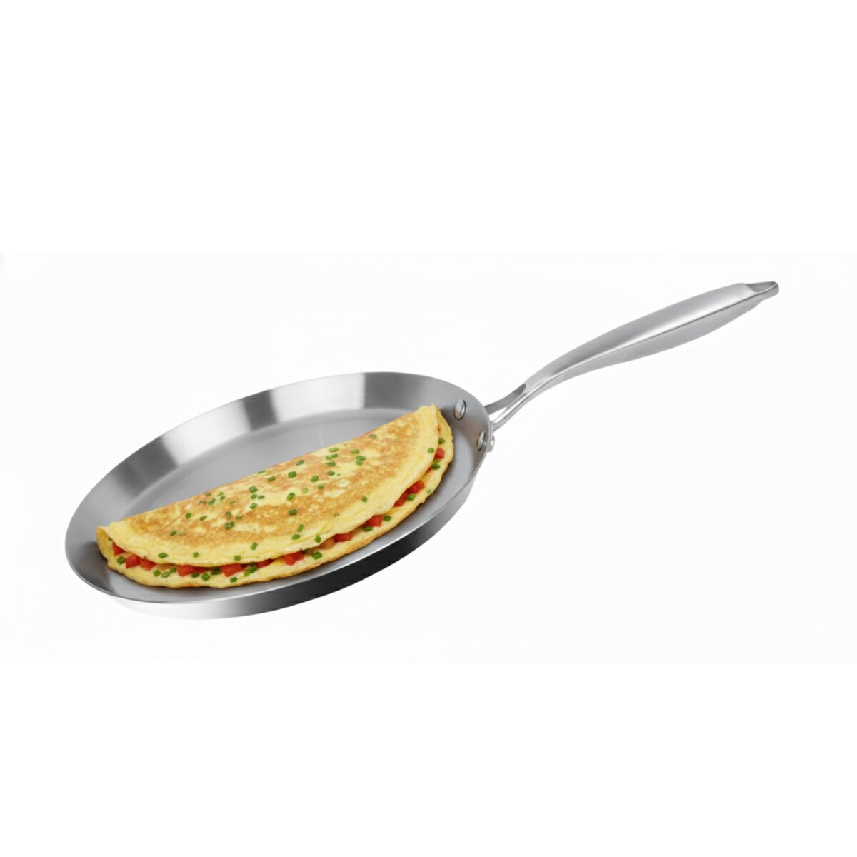 Ein gekochtes Omelett mit gehackten Zwiebeln in einer Metallpfanne.