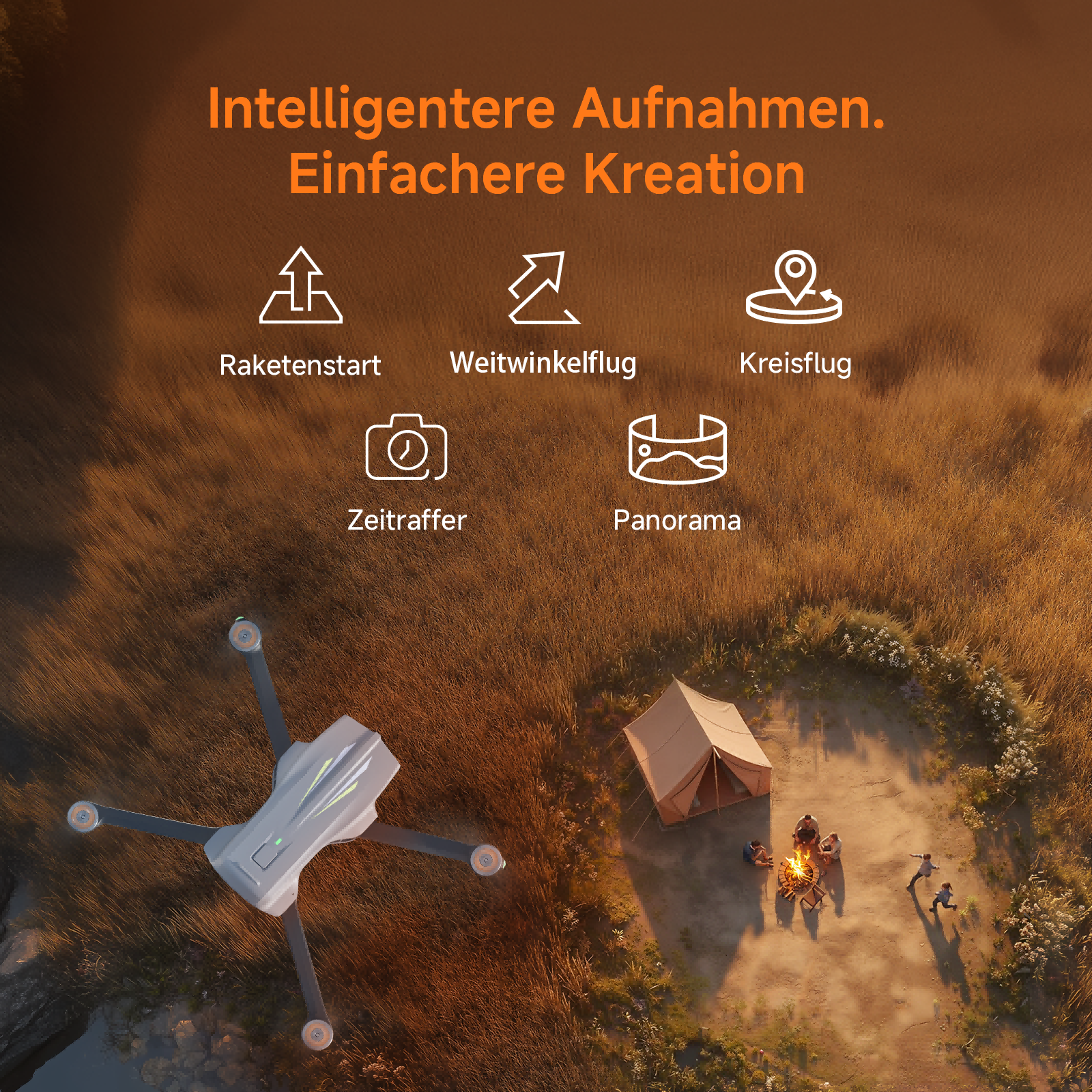 Drohne über einem Campingplatz mit Zelt, Lagerfeuer und Menschen im Gras.