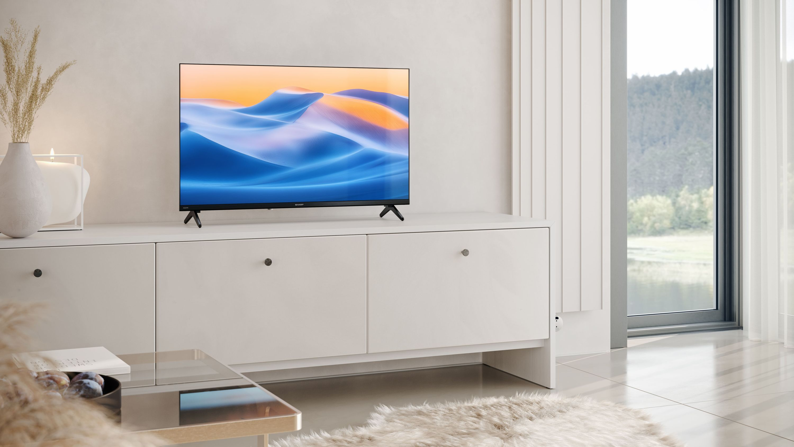 Ein moderner Wohnraum mit einem Fernseher, der ein abstraktes Bild zeigt.