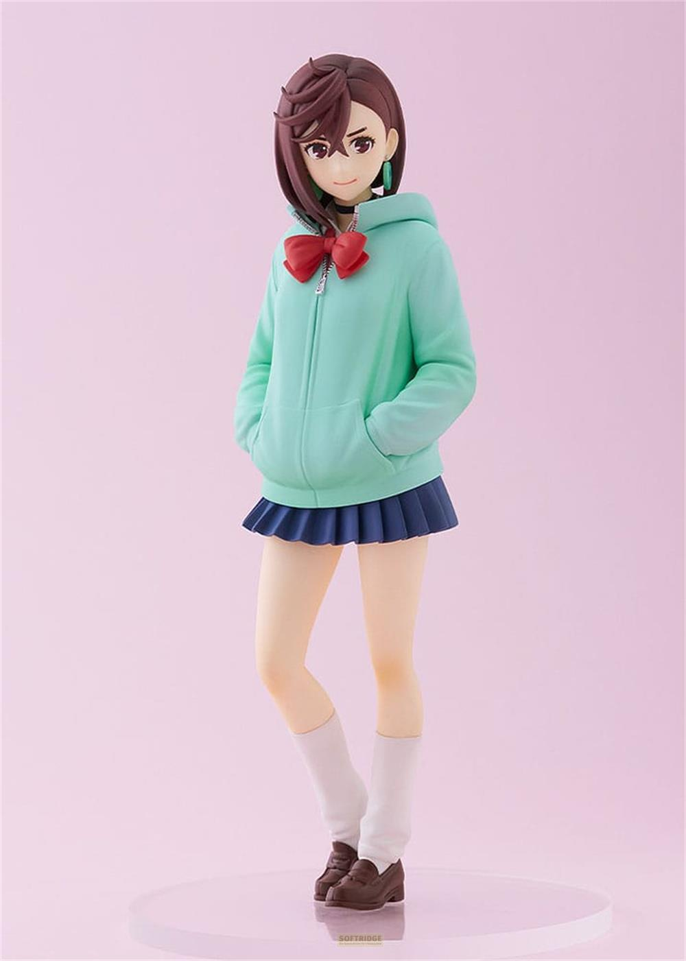 Figura de anime de una joven con sudadera, falda y lazo.