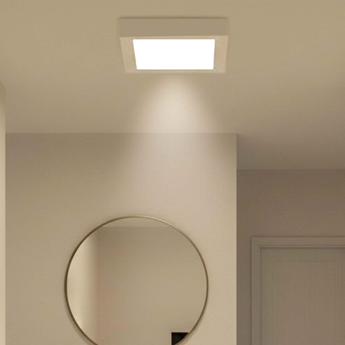 Una lámpara de techo cuadrada ilumina un pasillo con espejo y puerta.