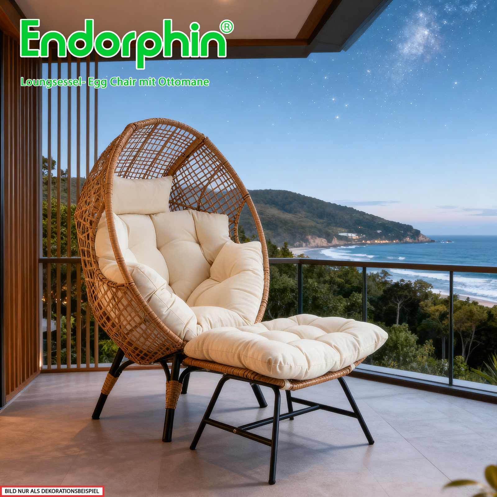 Ein Rattansessel mit cremefarbener Polsterung und Hocker auf einer Terrasse mit Meerblick.