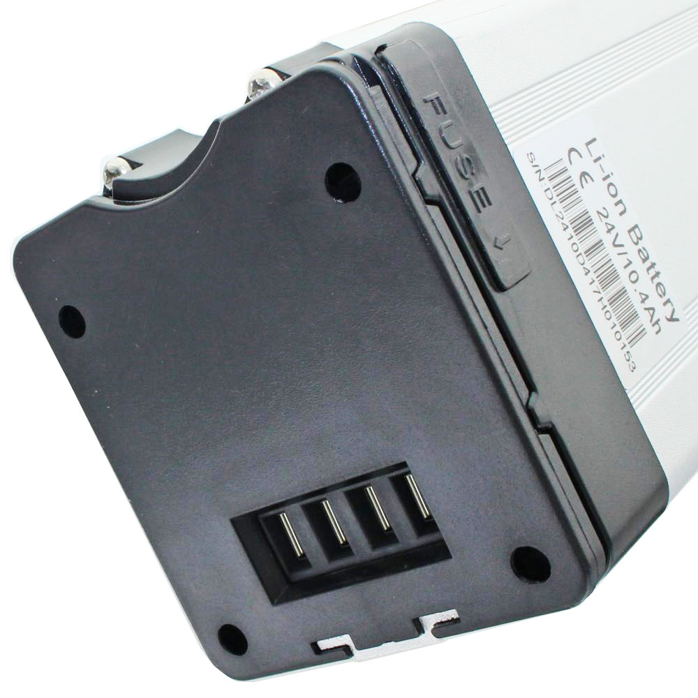 Nahaufnahme einer silbernen Li-Ion-Batterie mit schwarzem Stecker und vier Pins.