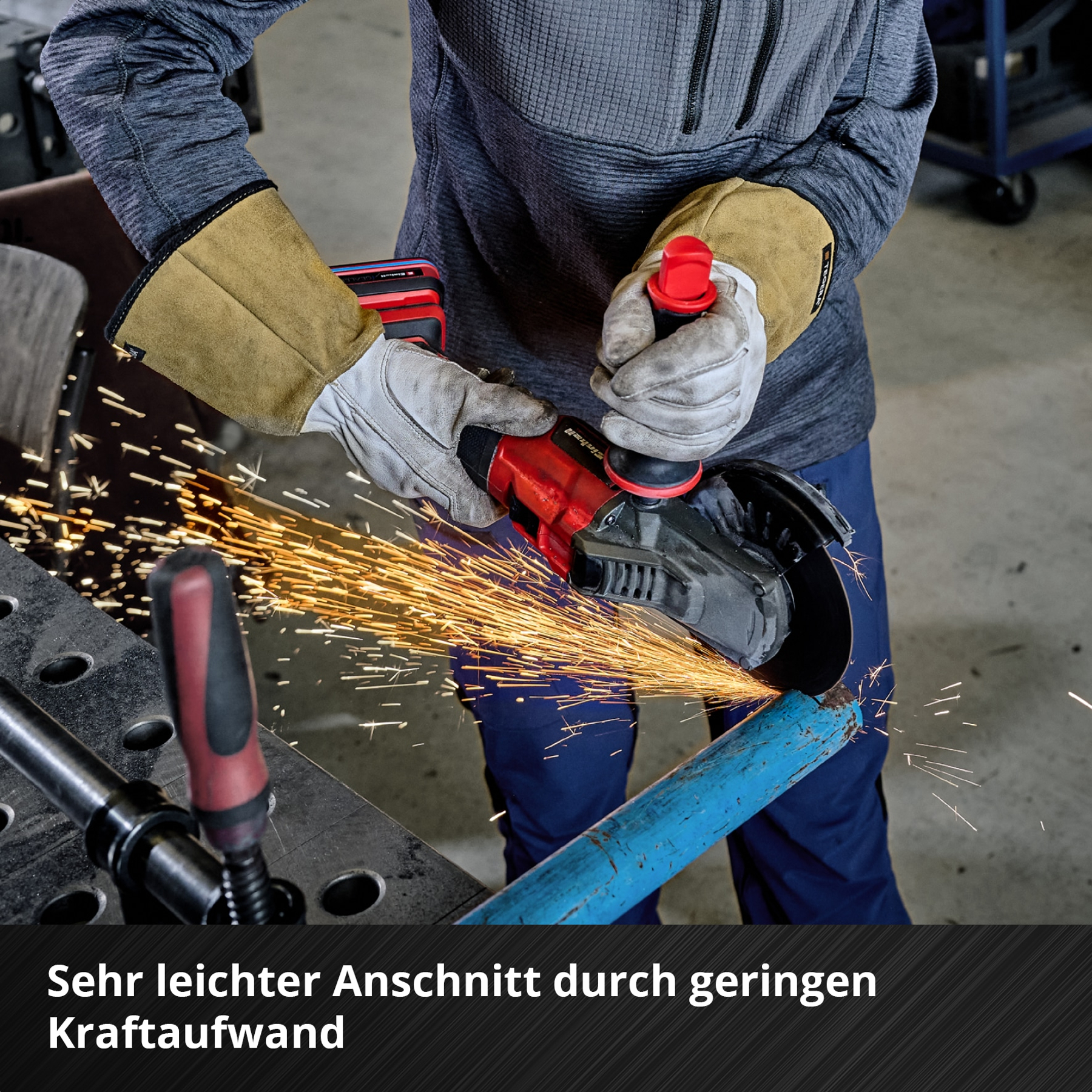 Person schleift Metall mit Winkelschleifer, Funkenflug.