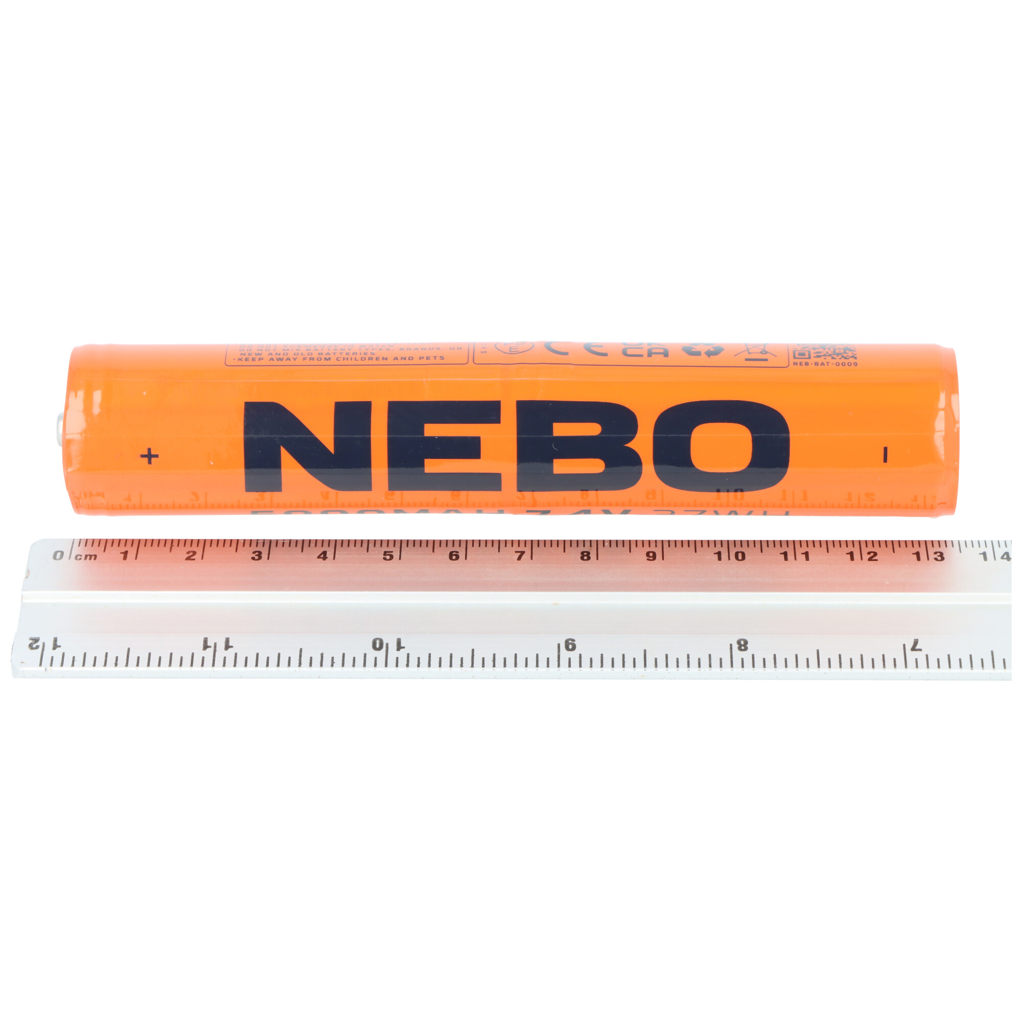Orangefarbener Akku mit NEBO-Aufschrift, daneben ein Lineal.