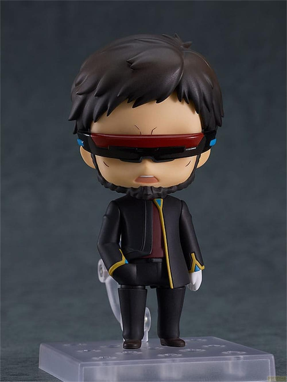 Figura con pelo oscuro, visor rojo y traje negro con acentos amarillos.