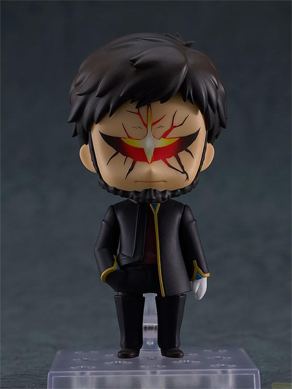 Una figura chibi con pelo oscuro, máscara facial roja y amarilla y ropa negra.