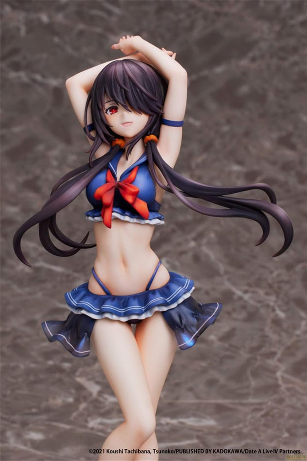 Anime-Figur in blauem Bikini mit roter Schleife und Rüschenrock.