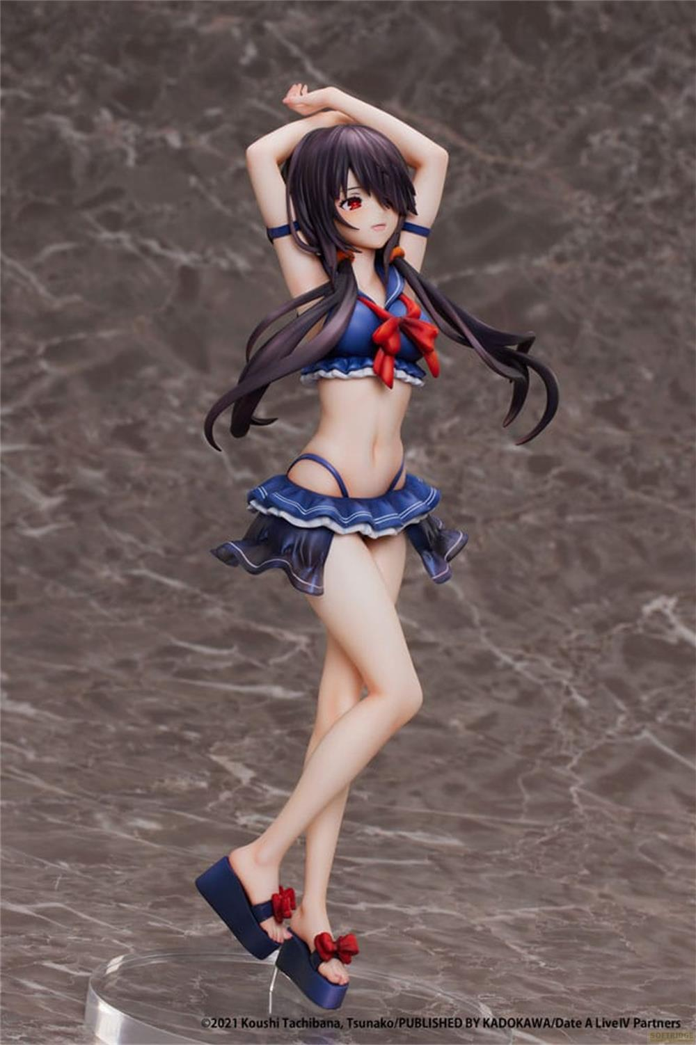 Eine Anime-Figur in einem blauen Bikini mit Rüschen und roter Schleife auf einem marmorierten Hintergrund.