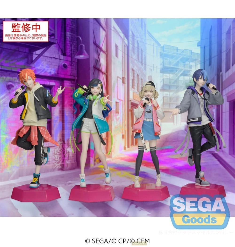 Vier Anime-Figuren stehen auf rosa Podesten in einer Gasse. Sie halten Mikrofone.