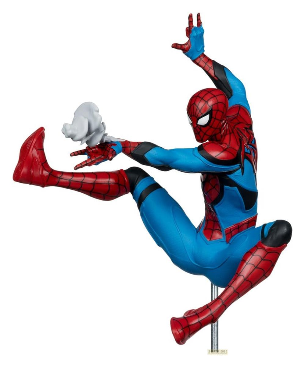 Spider-Man in rot-blauer Kleidung springt mit einem weißen Spinnennetz.