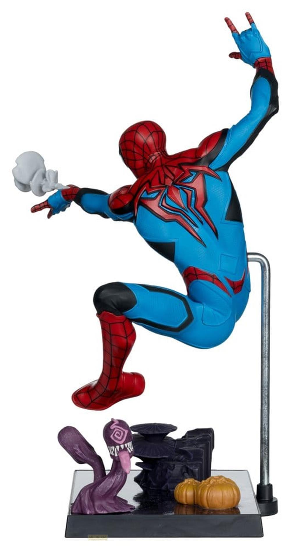 Spiderman-Figur auf einem Sockel mit lila Monster und Kürbissen.