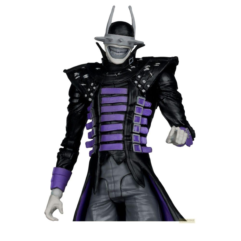 Eine Actionfigur des Batman Who Laughs mit schwarzem Leder, lila Akzenten und breitem Grinsen.