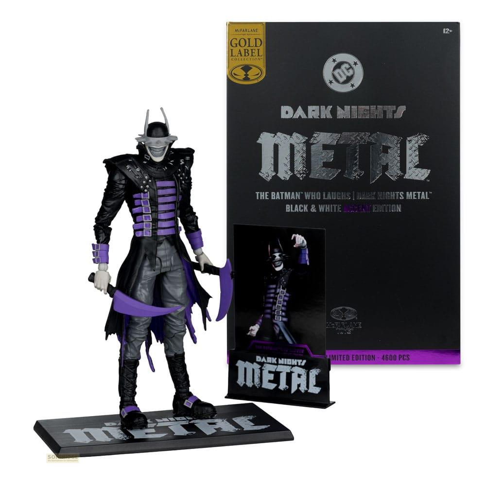Eine Actionfigur des Batman Who Laughs mit Waffen steht neben seiner Verpackung.