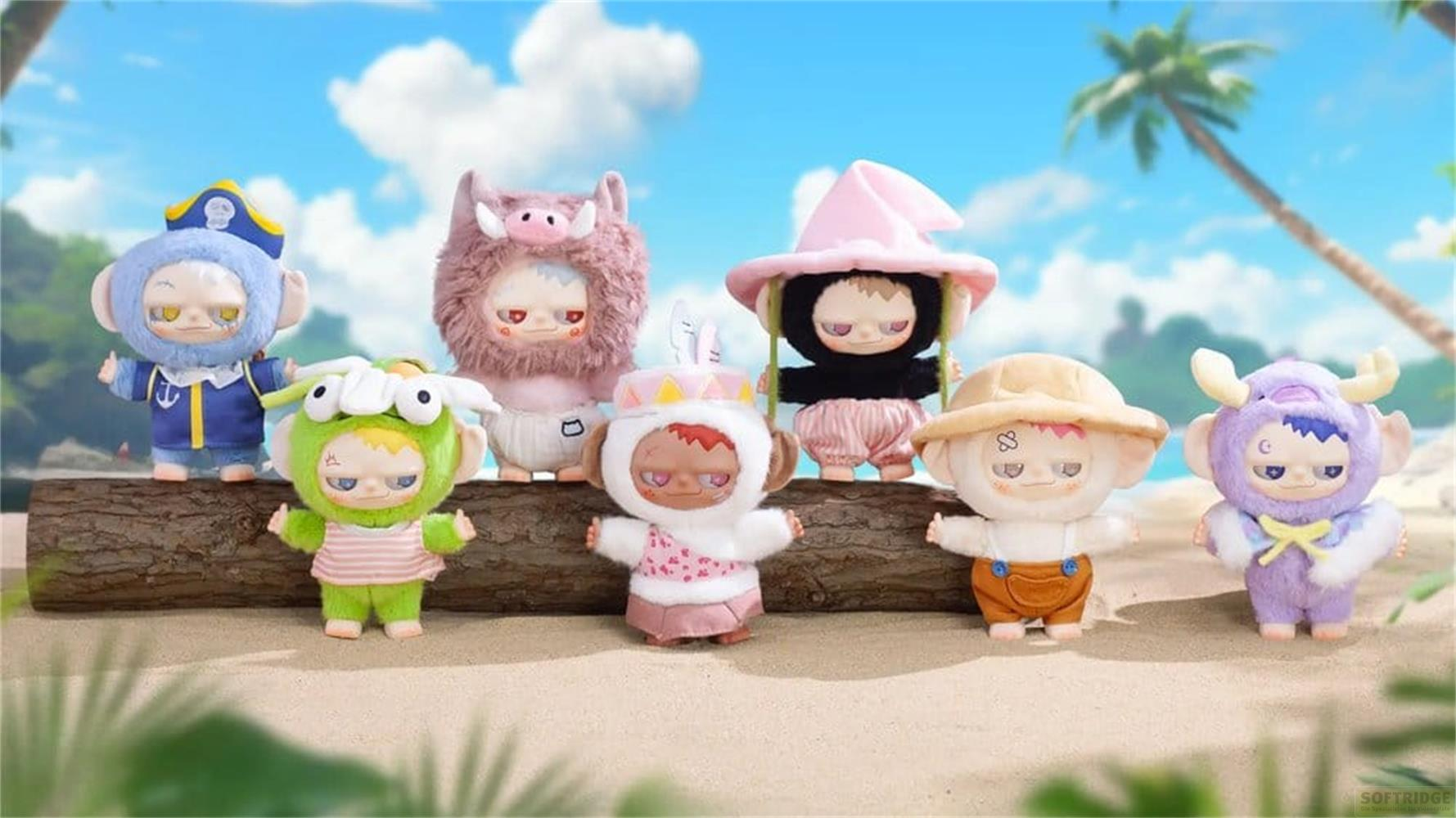 Acht Plüschfiguren in verschiedenen Kostümen stehen auf einem Baumstamm am Strand.