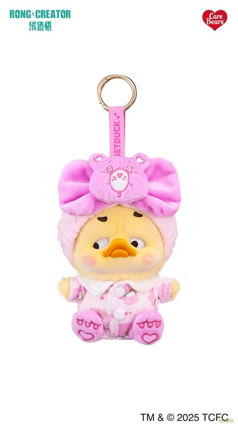 Ein gelber Plüsch-Entenschlüsselanhänger mit rosa Bärenmütze und Schlafanzug.