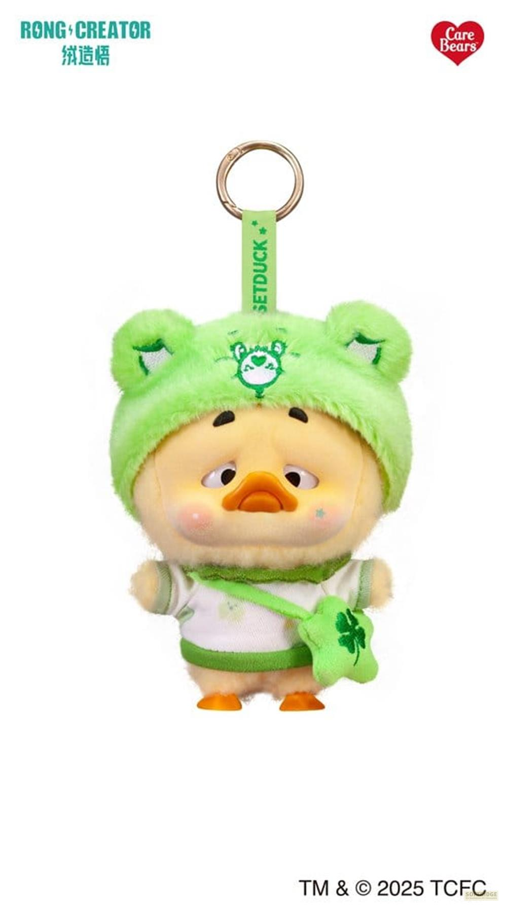 Eine gelbe Ente Plüschfigur mit Froschmütze, weißem Shirt und grüner Tasche.