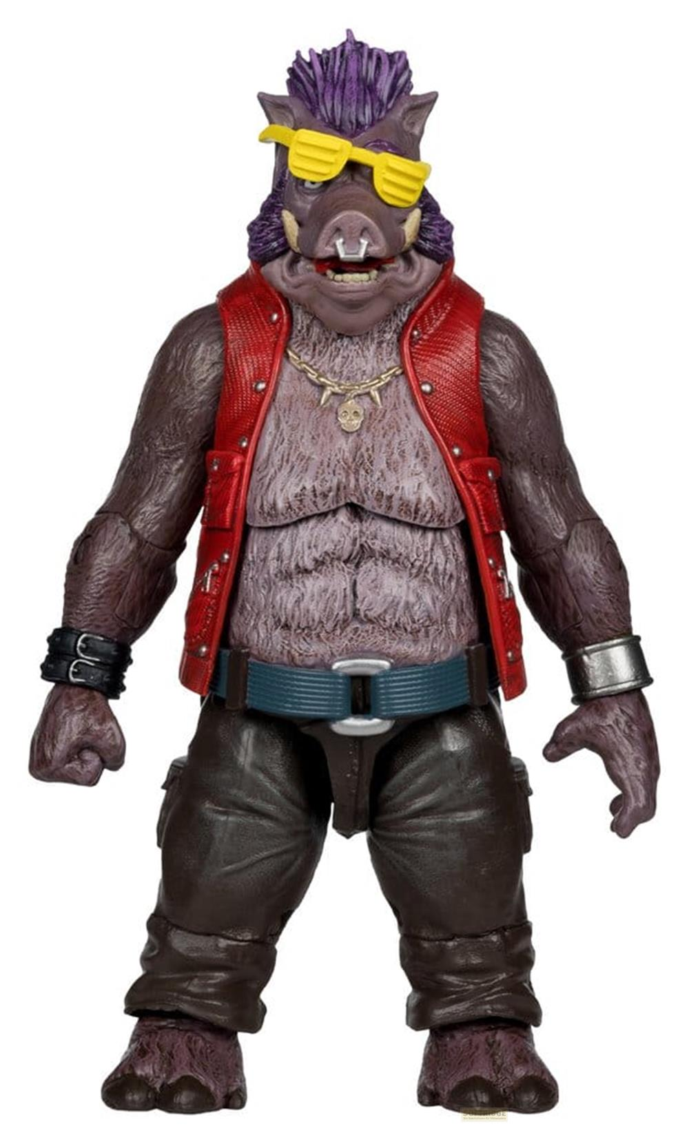 Figura di cinghiale bipede con capelli viola, occhiali gialli, gilet rosso e collana.