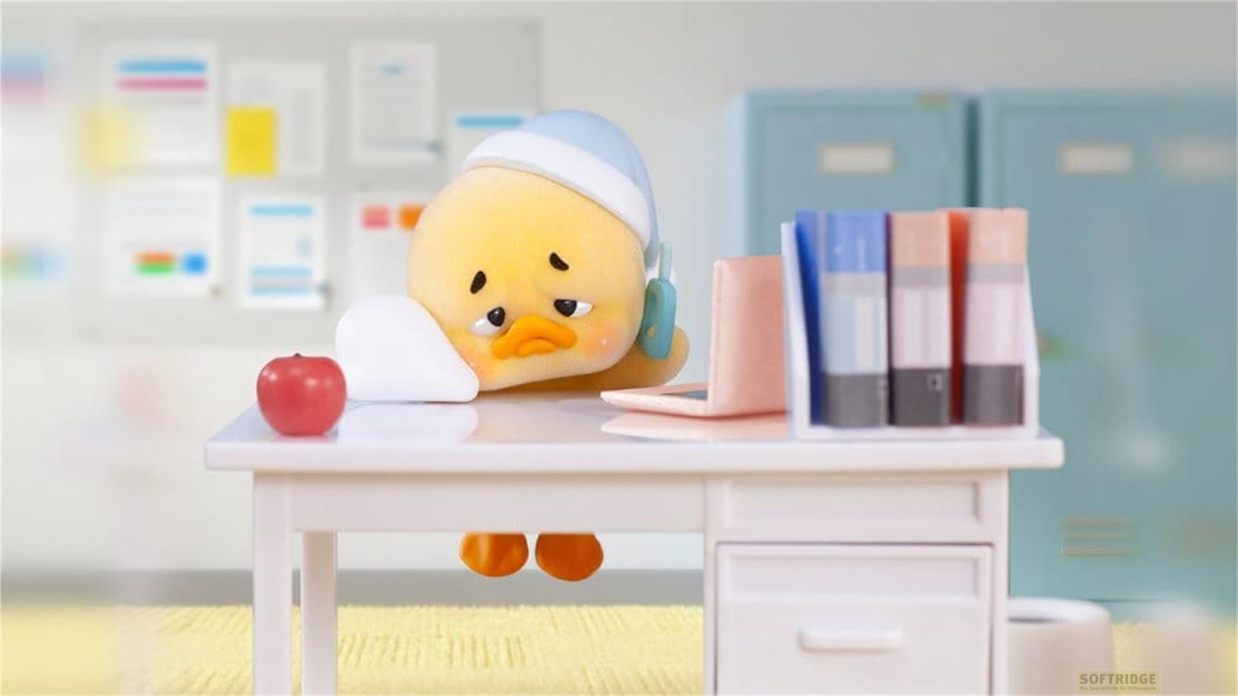 Eine traurige Ente mit Schlafhaube sitzt am Schreibtisch mit einem Apfel und Büchern.