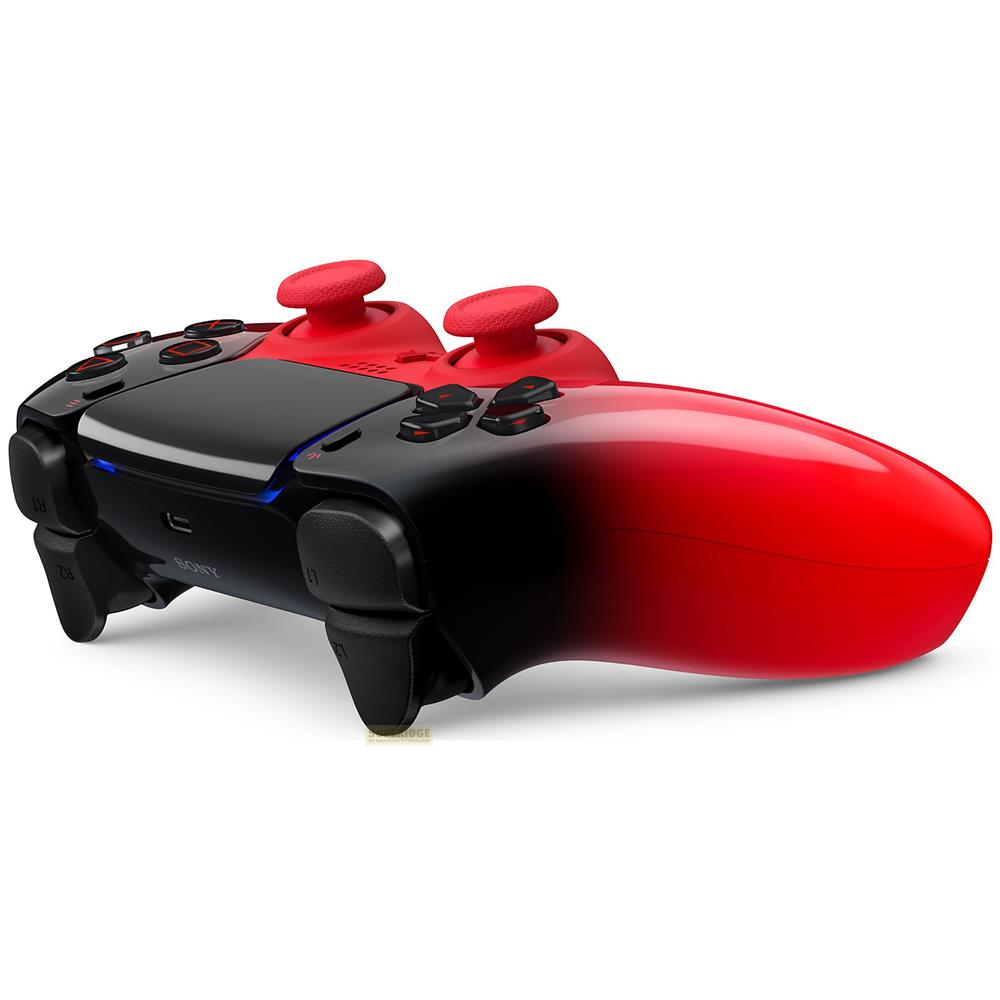 Ein roter und schwarzer Controller mit zwei Joysticks auf weißem Hintergrund.