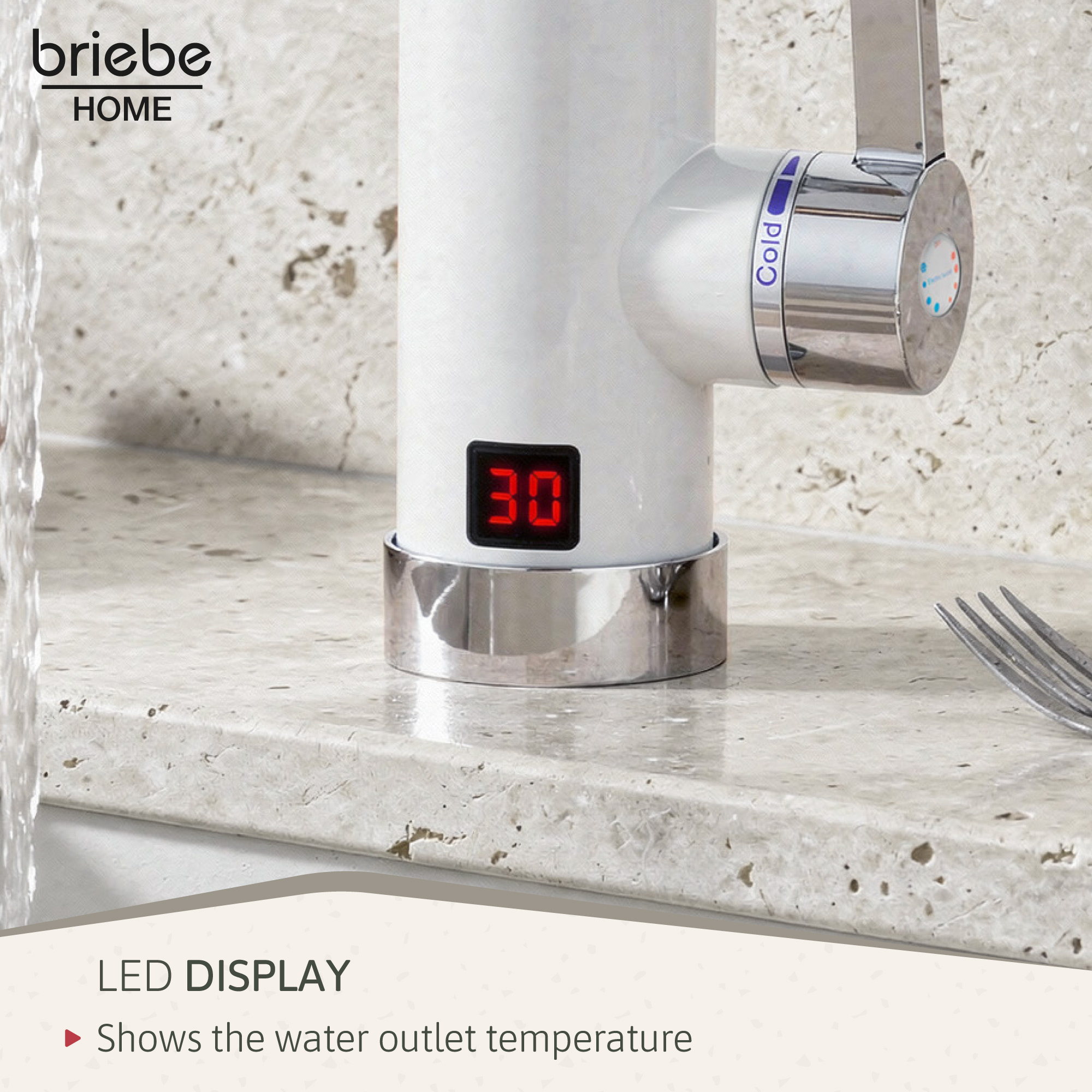 Un grifo blanco con pantalla LED "30" y un tenedor cerca.