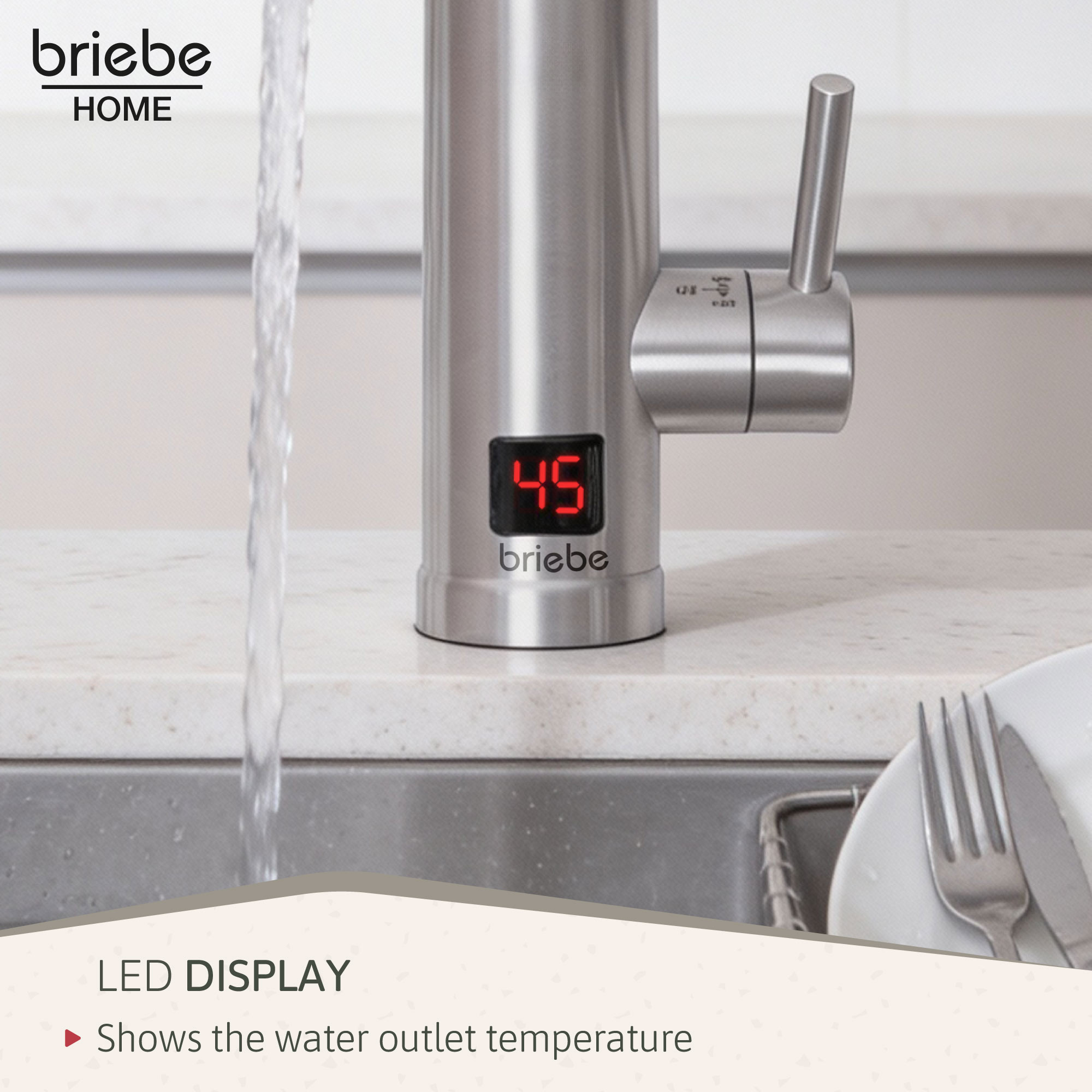 Un grifo con pantalla LED roja muestra 45. El agua fluye hacia el fregadero.