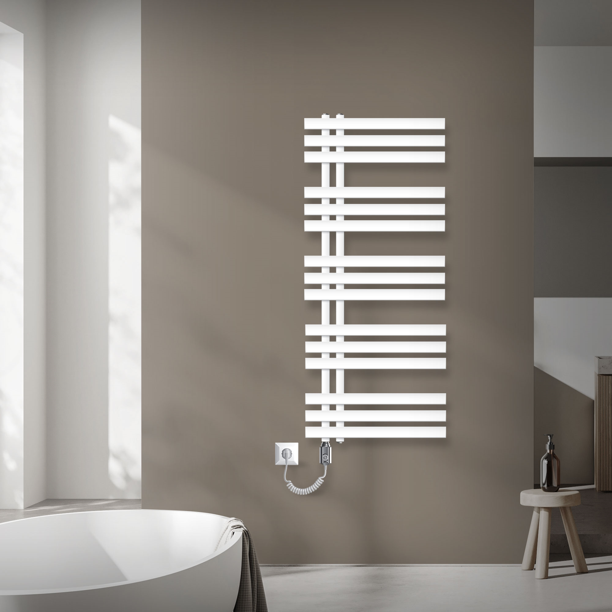 Ein weißer Handtuchwärmer hängt an einer braunen Wand neben einer Badewanne.