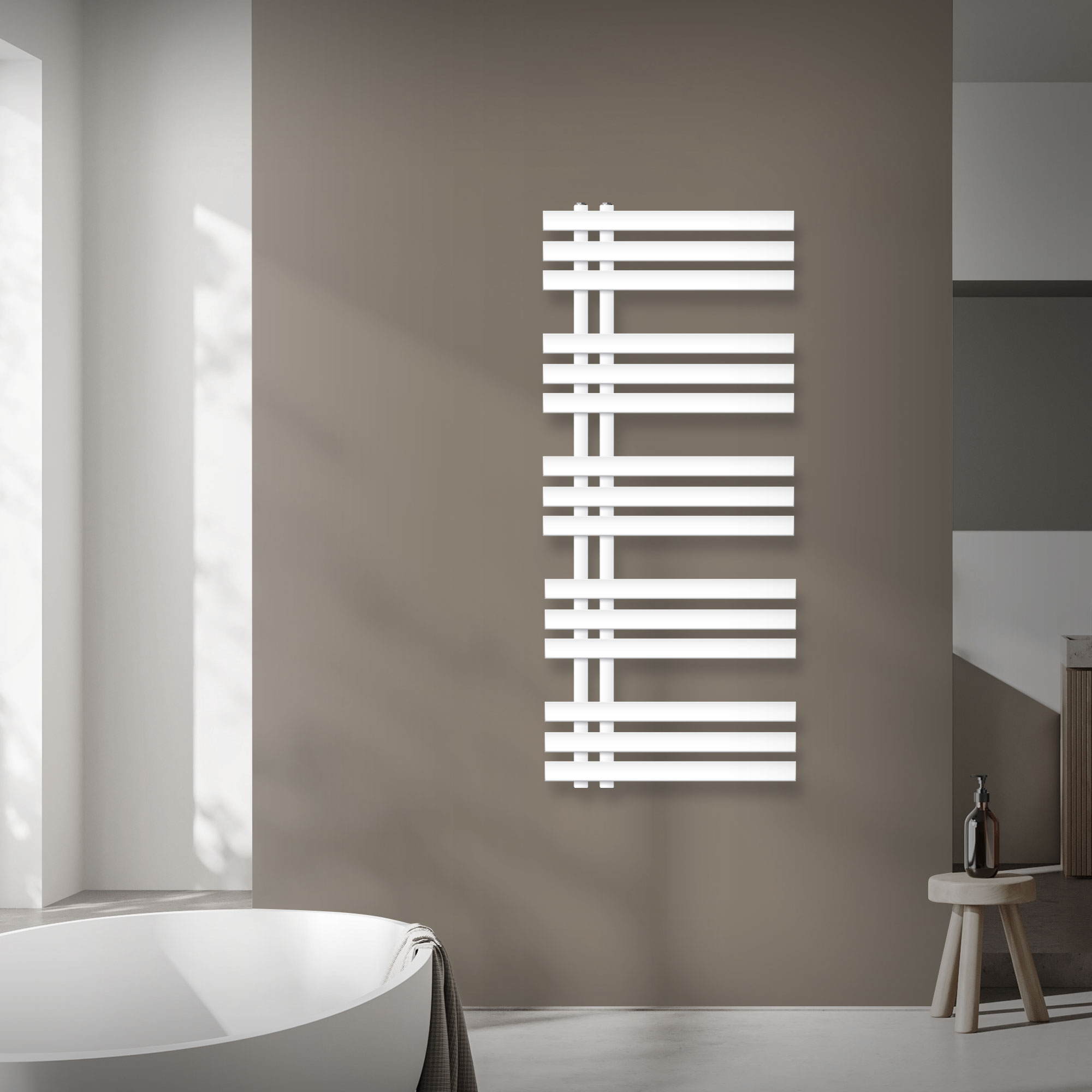 Ein weißer Handtuchwärmer im modernen Badezimmer mit freistehender Wanne.