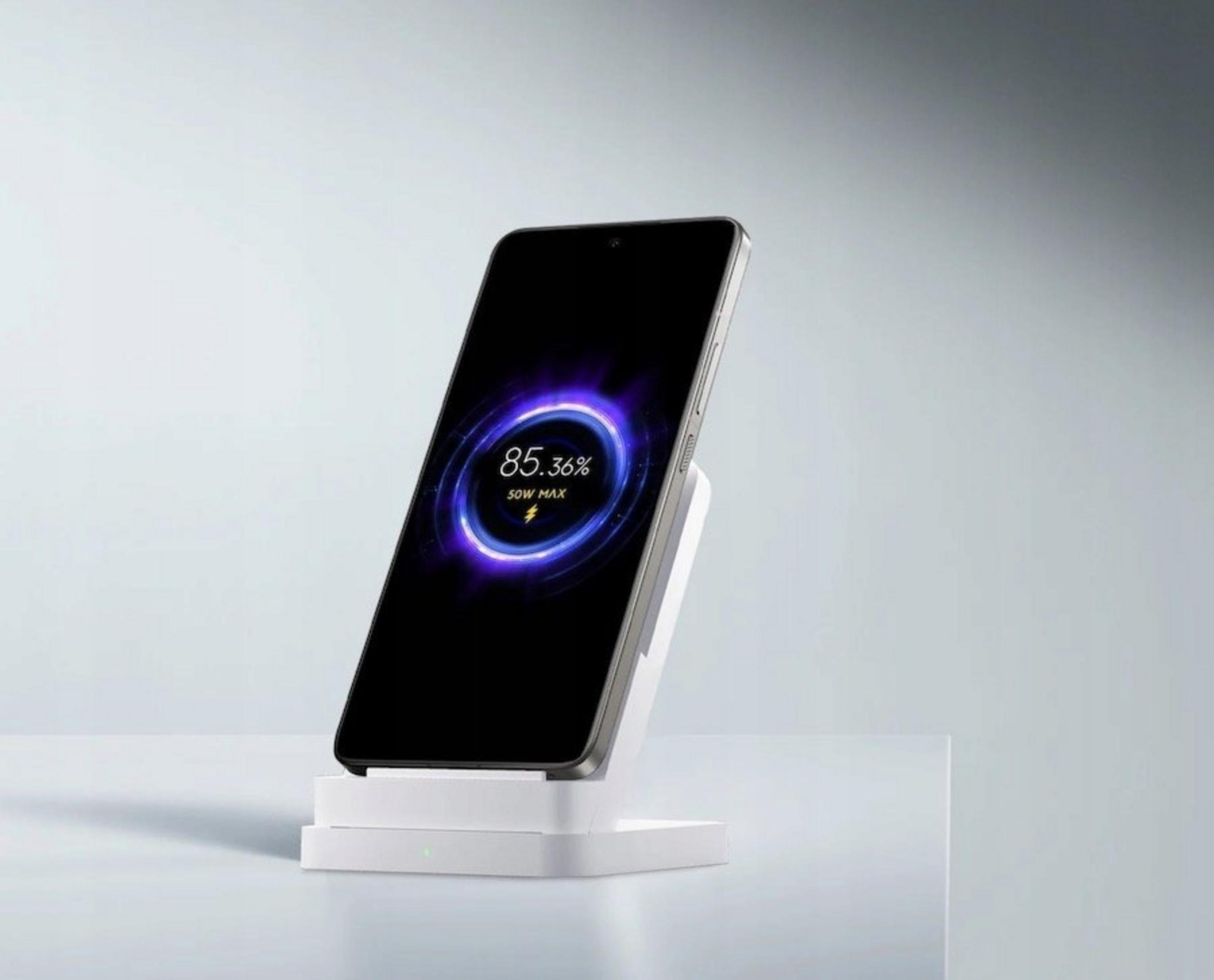 Smartfon ładuje się na białej ładowarce, pokazując 85,36%.