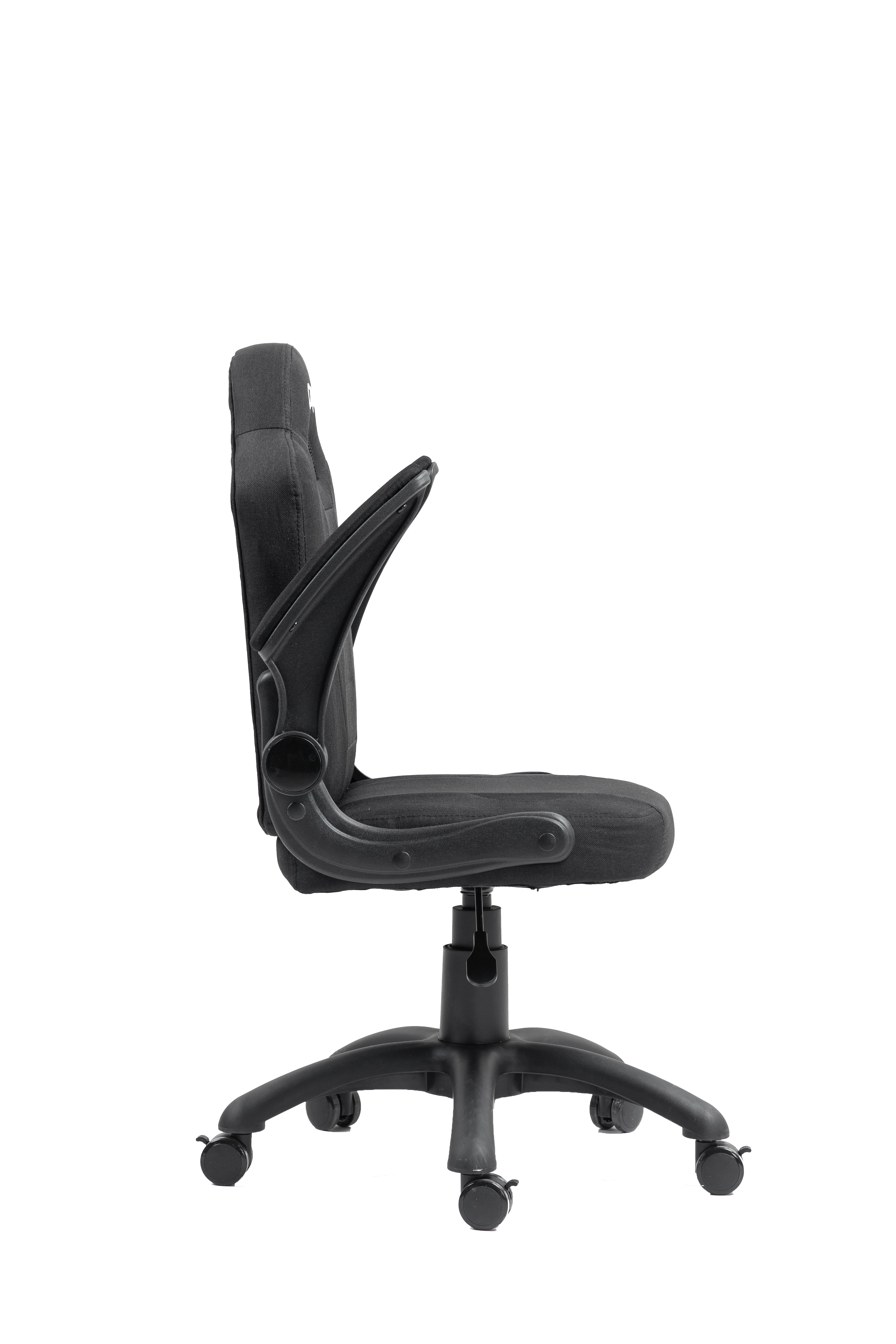 Czarny fotel biurowy z podłokietnikami i kółkami, widok z boku.