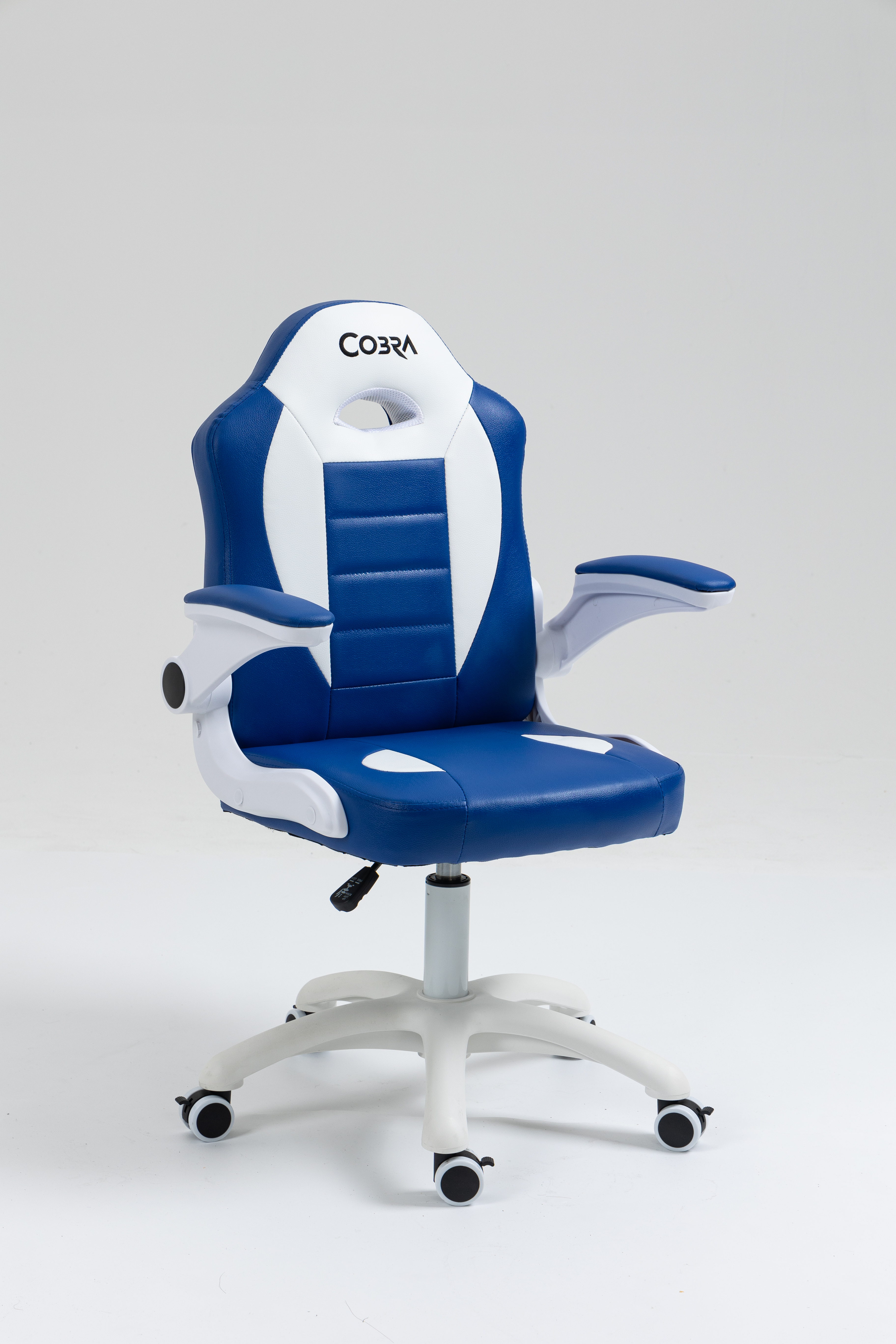 Niebiesko-biały fotel gamingowy z logo COBRA, na białym tle.