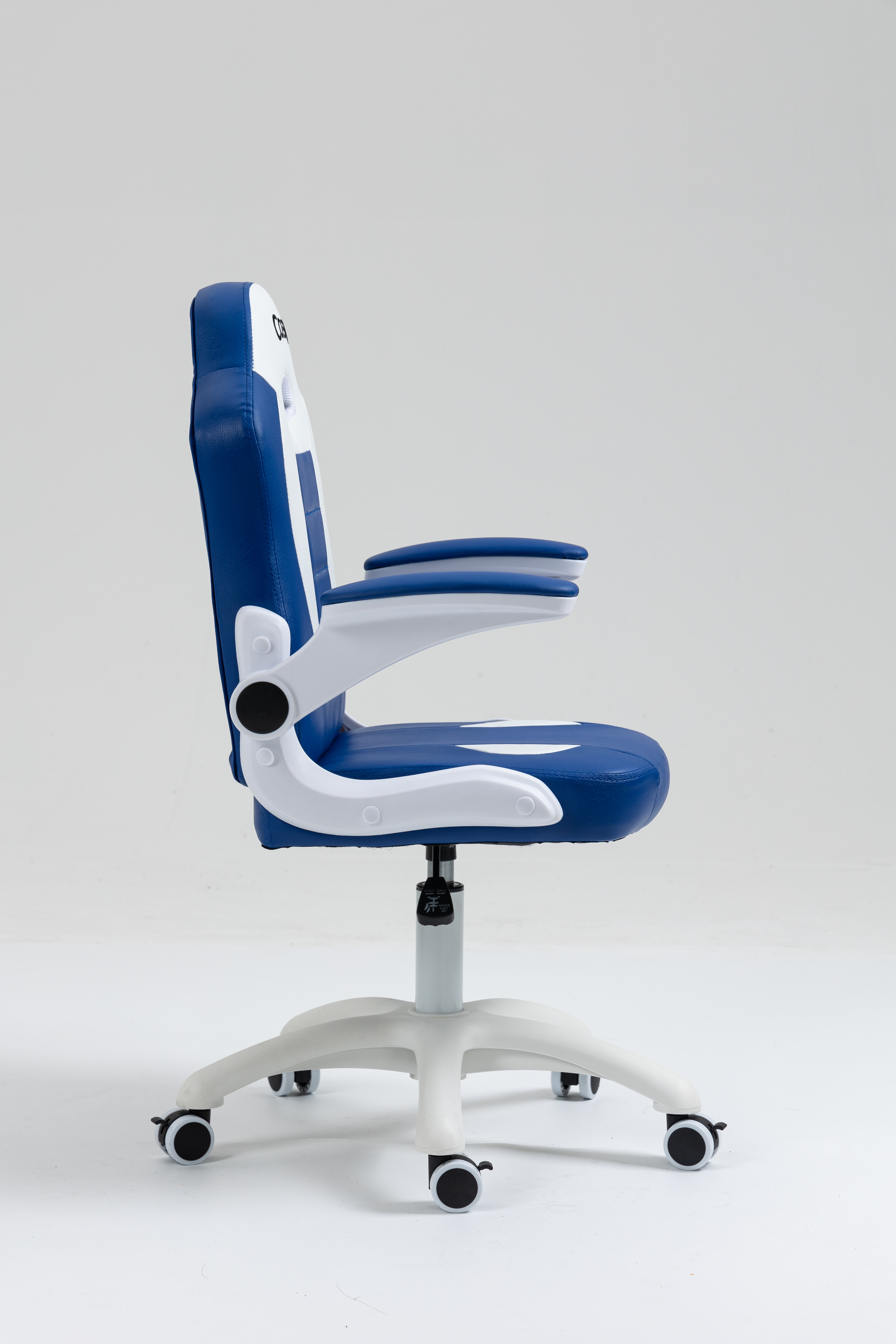 Niebiesko-biały fotel gamingowy z podłokietnikami i kółkami.