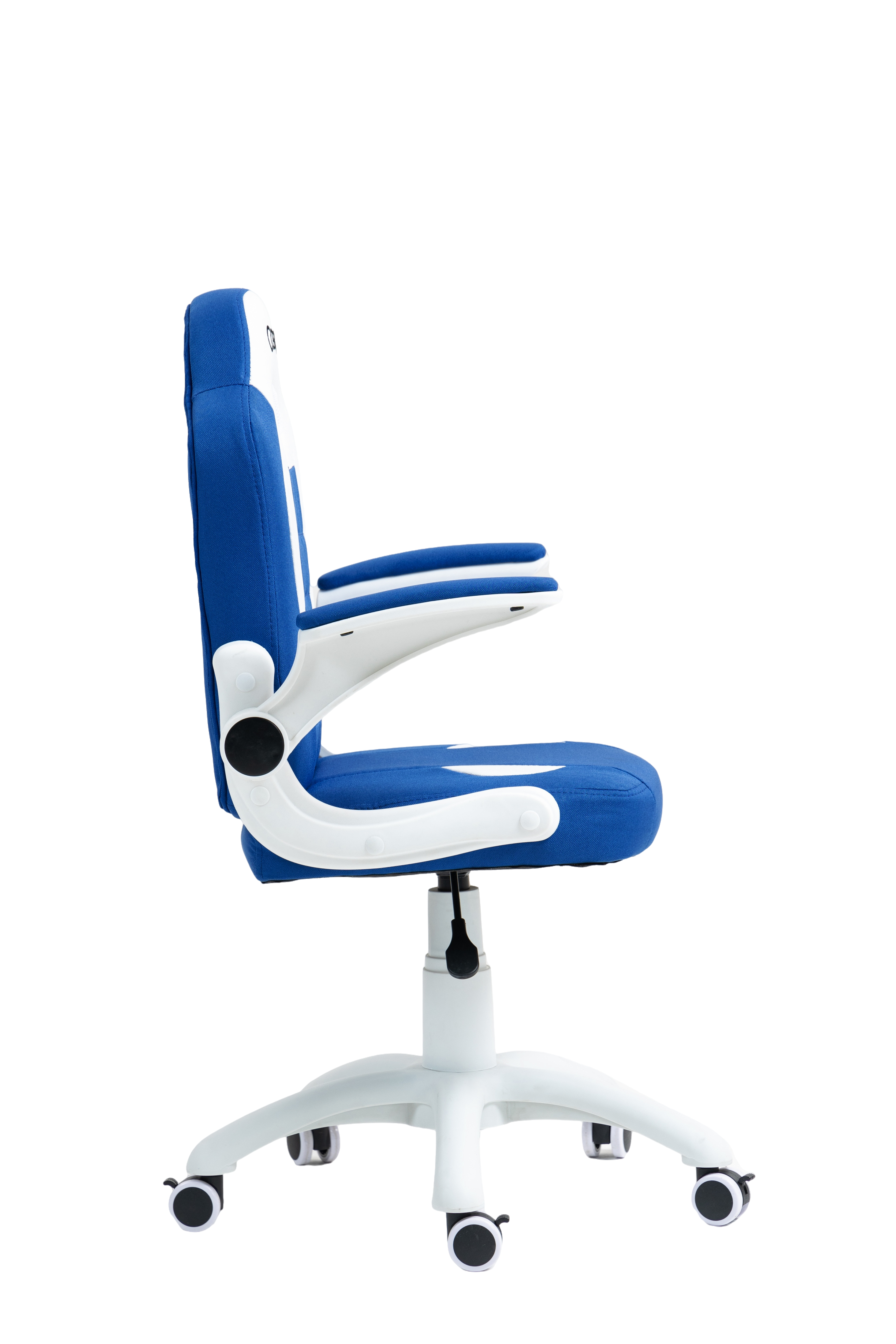 Niebiesko-białe krzesło biurowe z podłokietnikami i kółkami.
