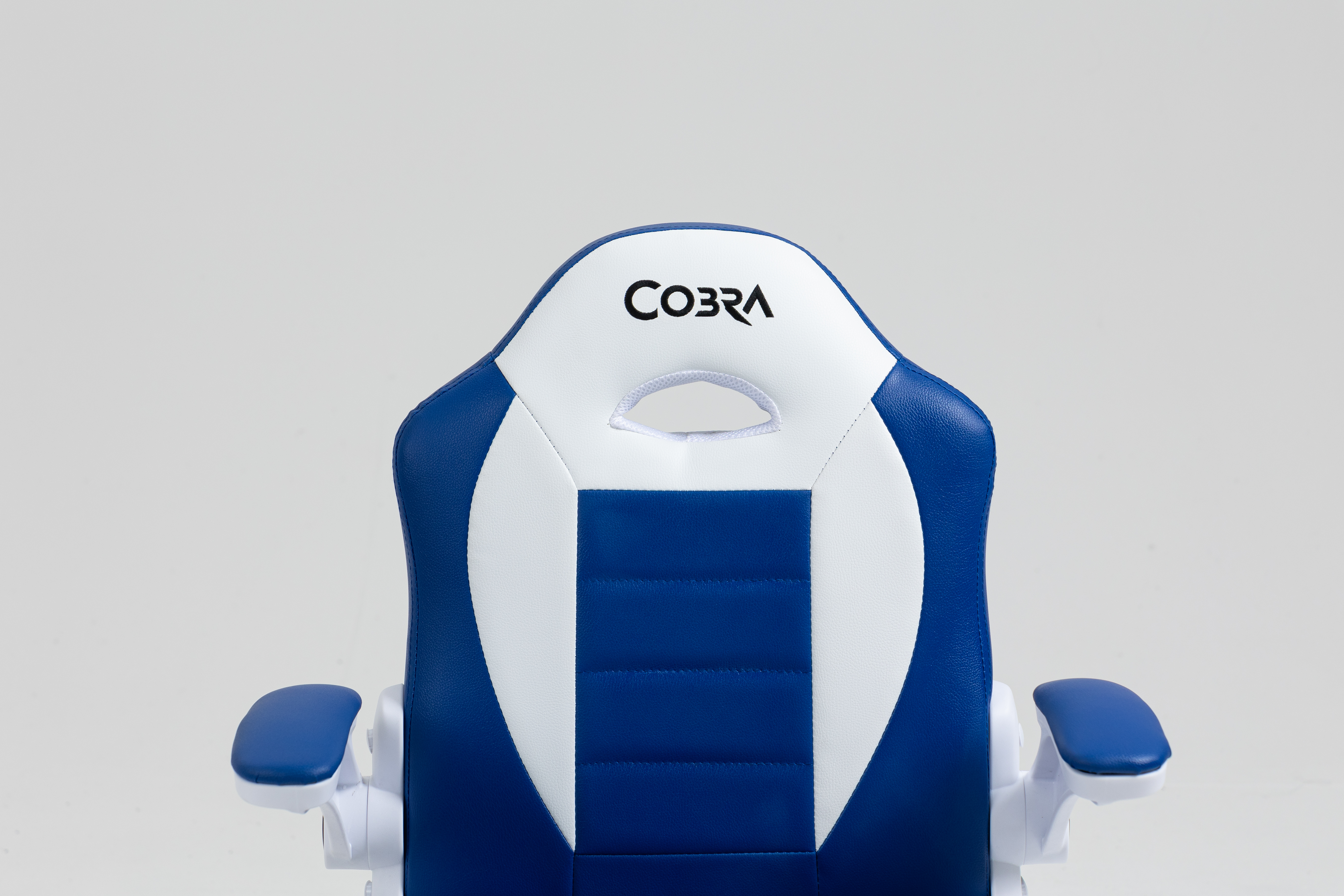 Niebiesko-biały fotel gamingowy Cobra z przeszyciami.