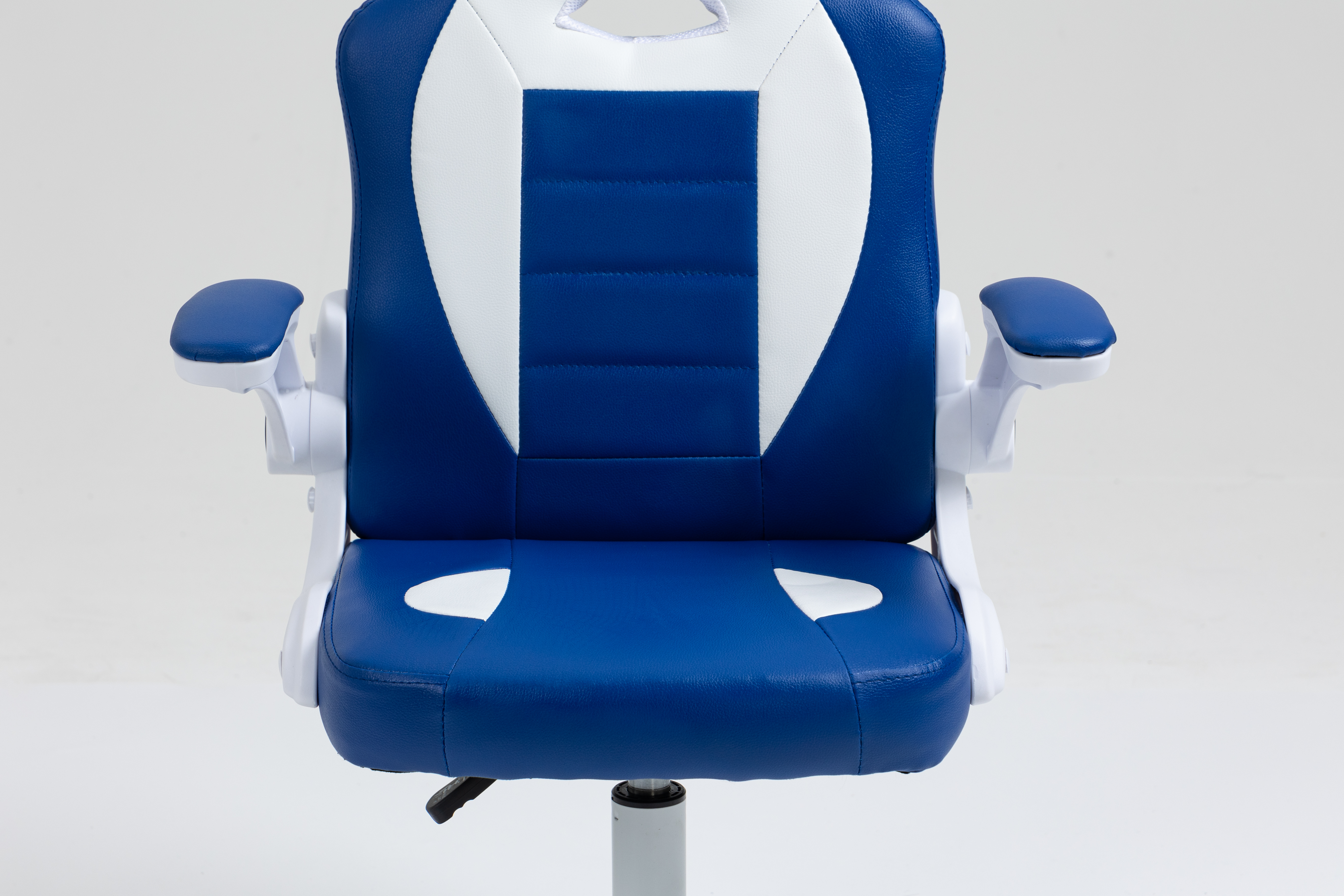 Niebiesko-biały fotel gamingowy z białymi podłokietnikami i szarą podstawą.