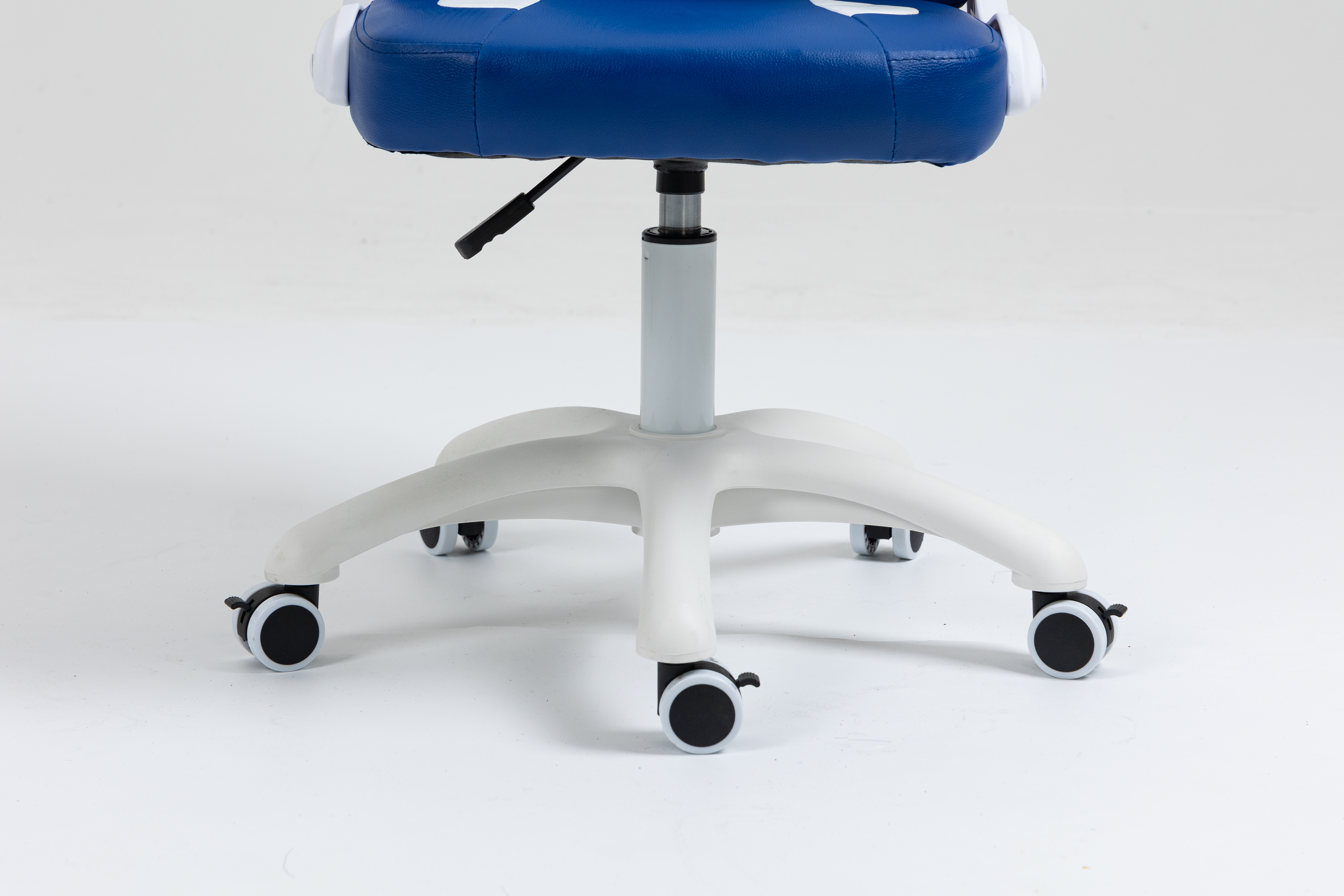 Część niebiesko-białej poduszki na krzesło z białą gwiazdą.