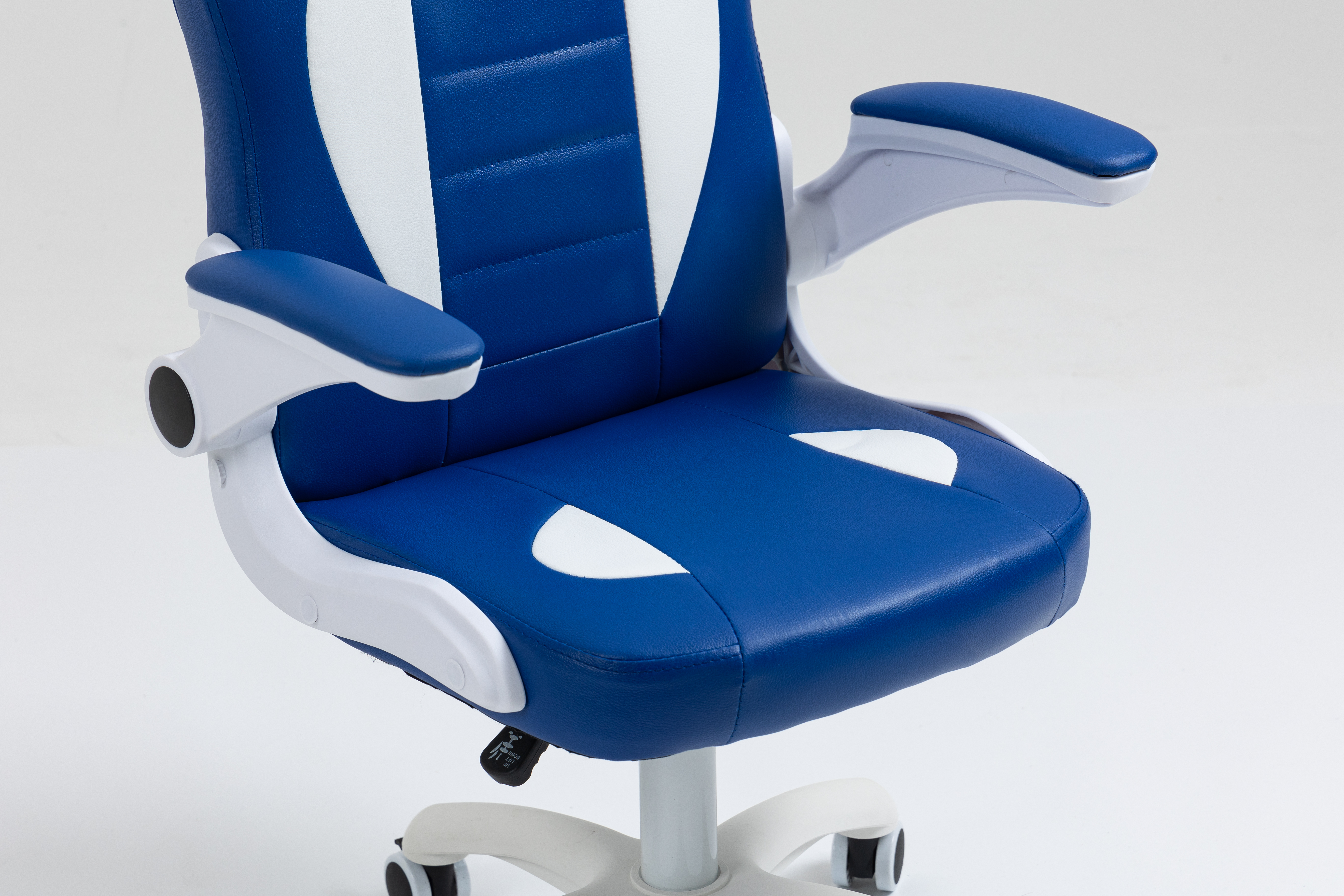 Niebiesko-białe krzesło biurowe z podłokietnikami i białym stelażem.