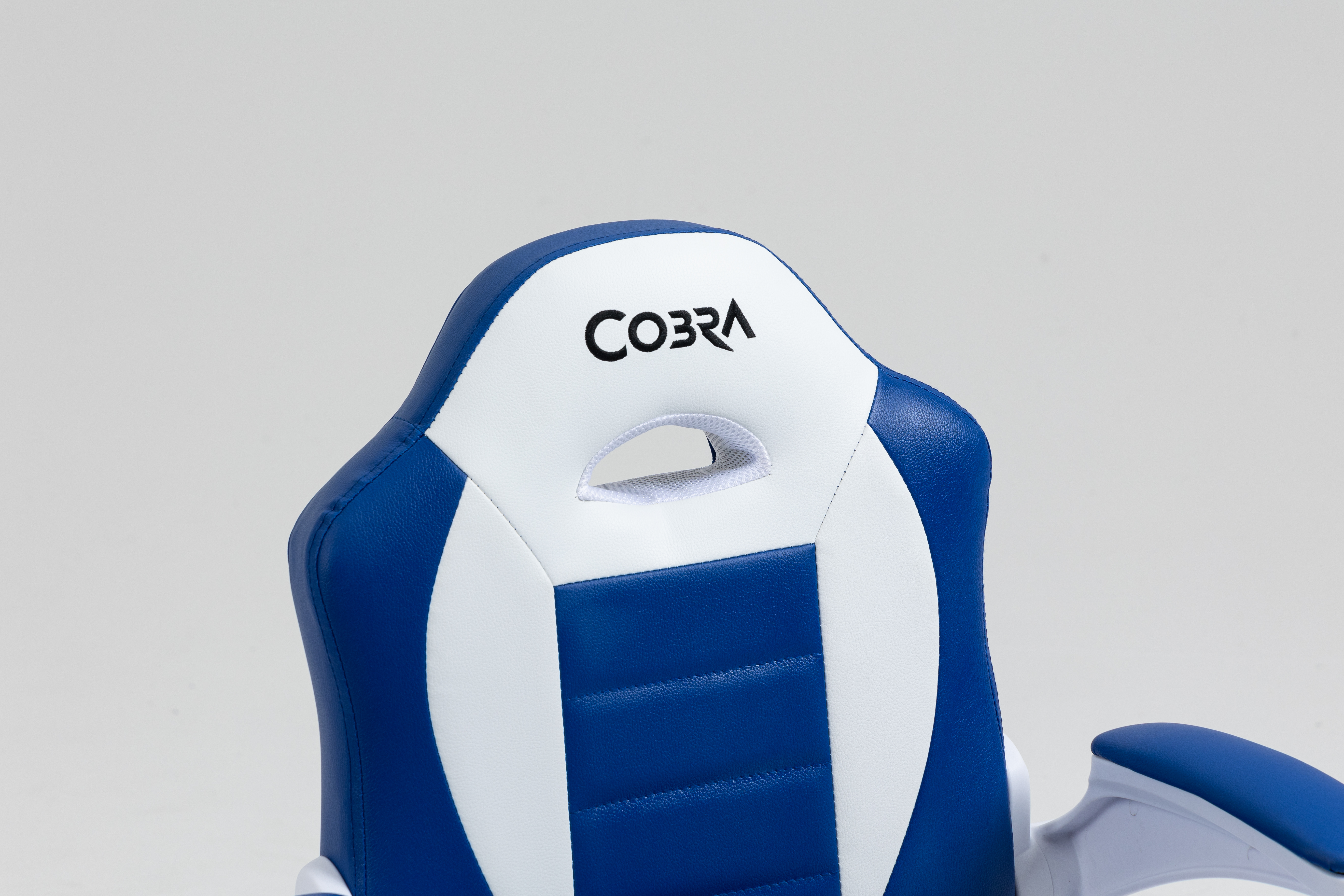 Niebiesko-biały fotel gamingowy z logo COBRA.