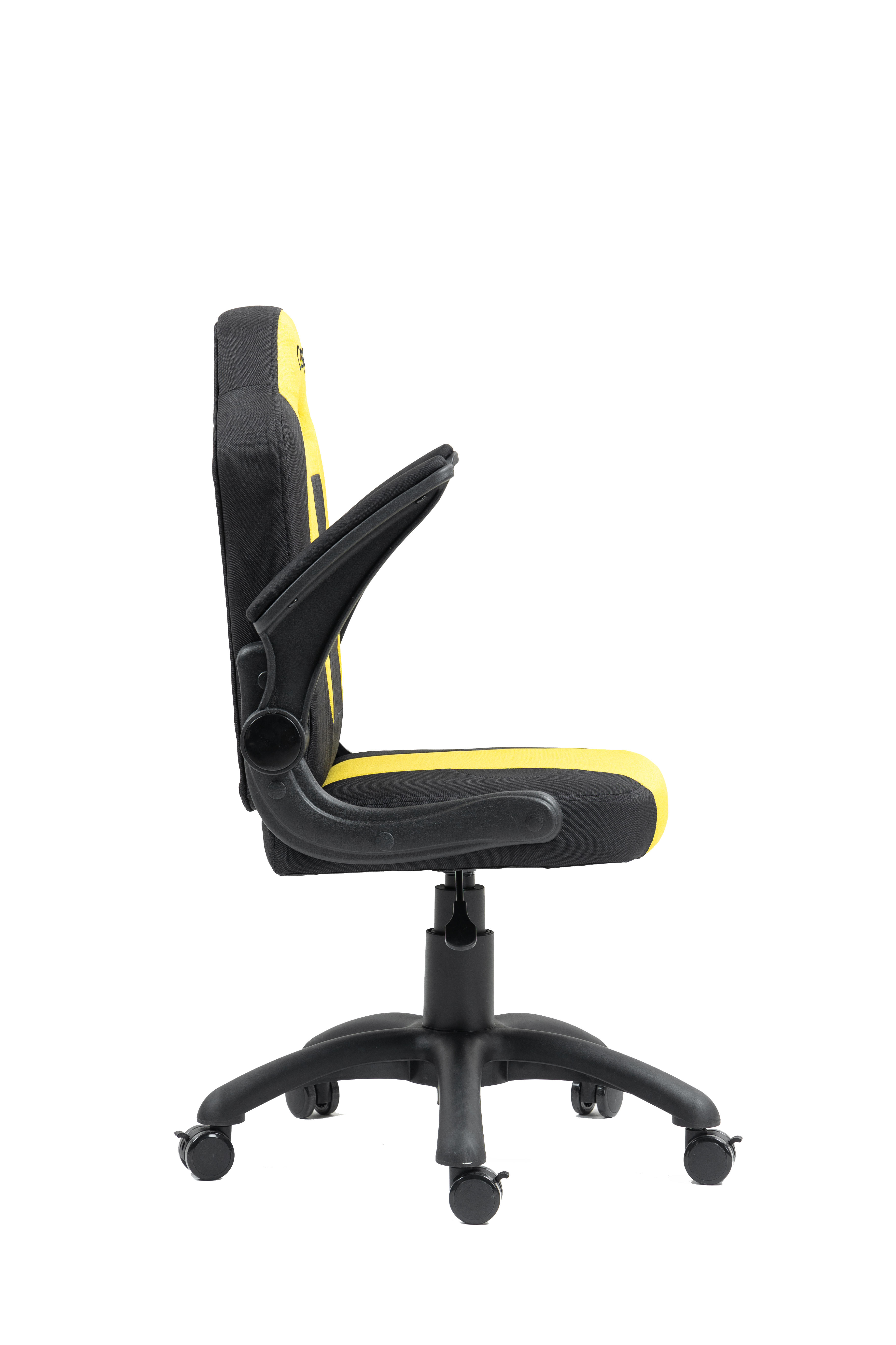Czarny fotel biurowy z żółtymi akcentami i kółkami.