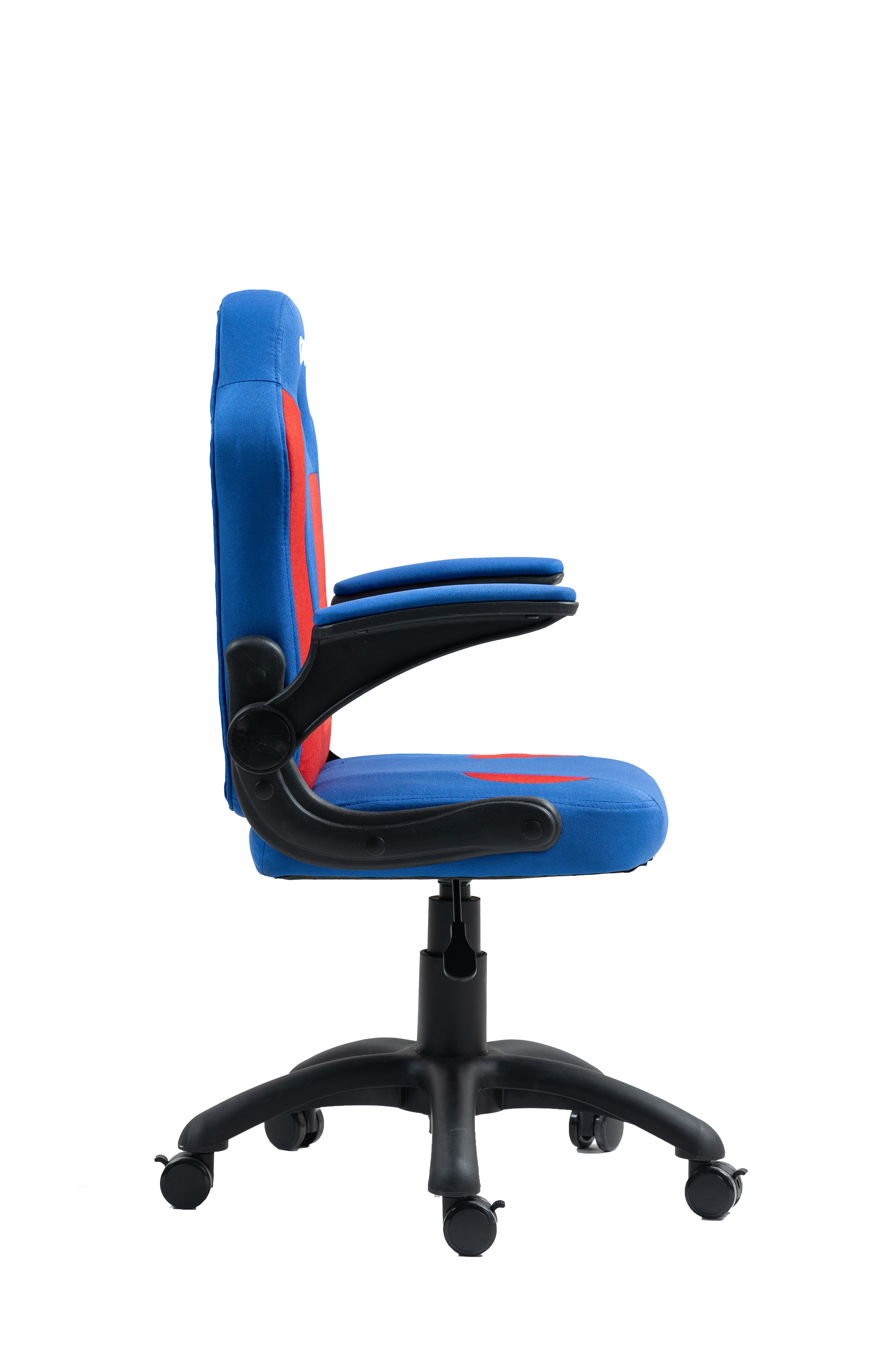 Niebieskie krzesło biurowe z czerwonymi akcentami na czarnej podstawie z kółkami.