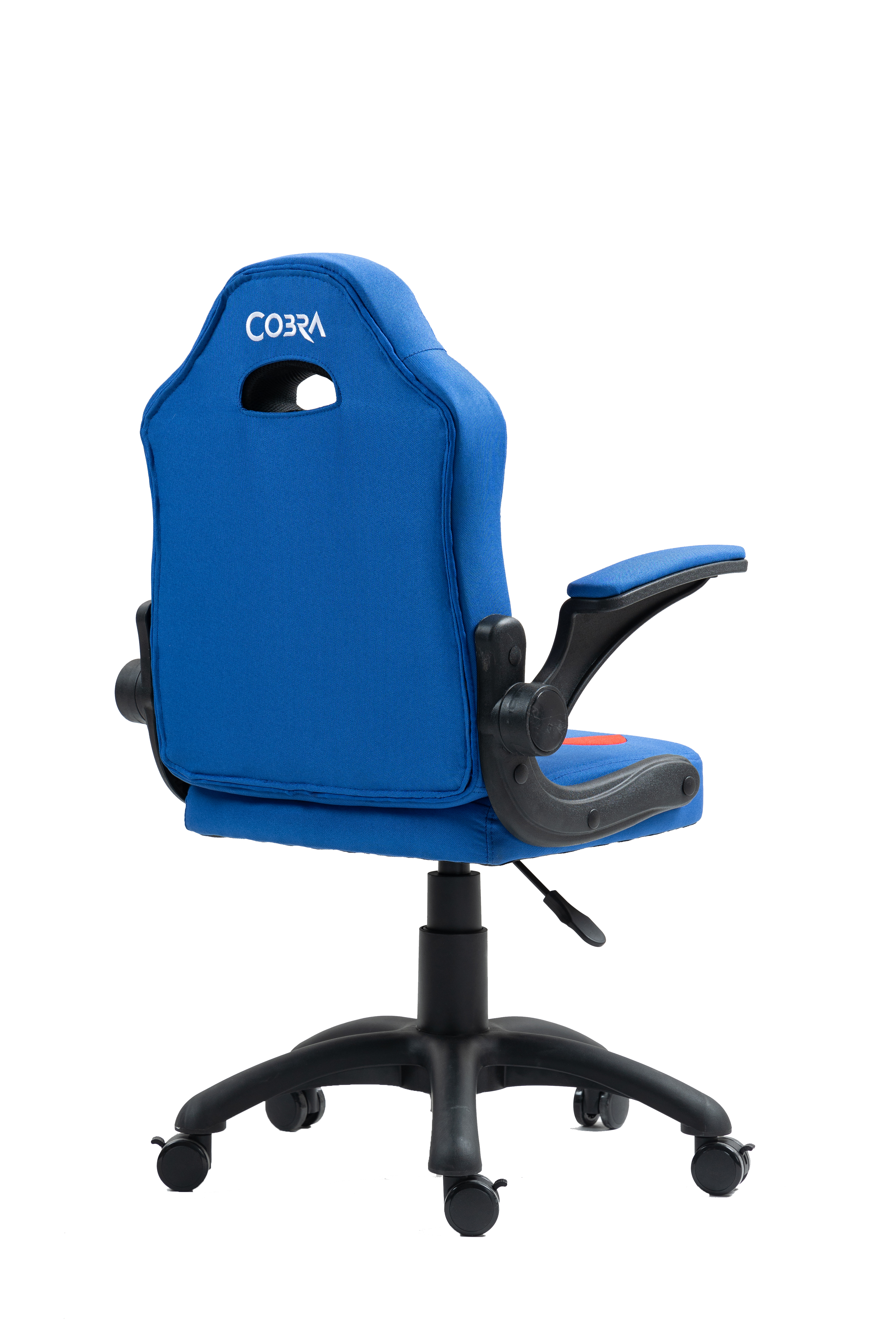 Niebieskie krzesło biurowe z czarną podstawą i kółkami. Logo COBRA z tyłu.