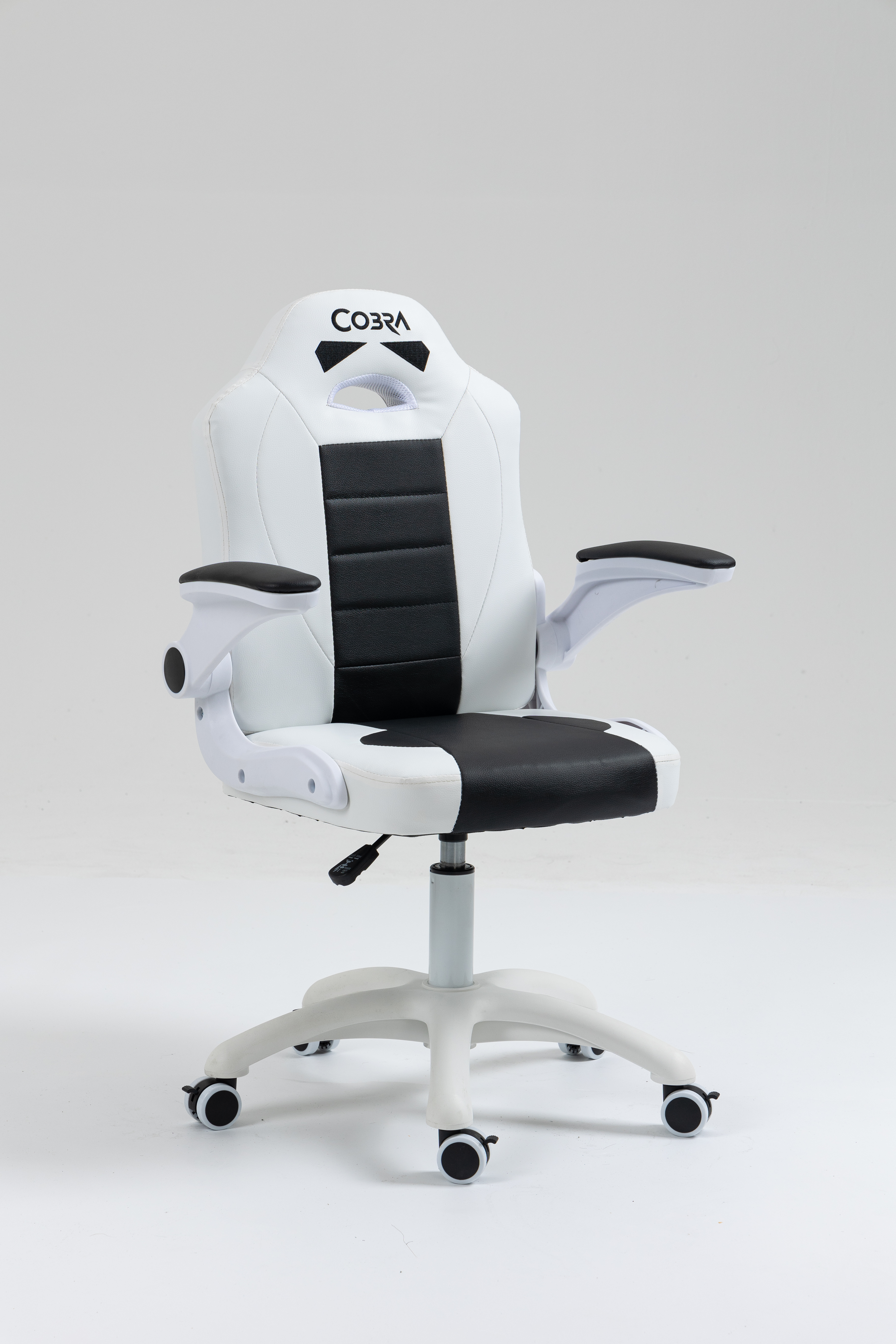 Biało-czarny fotel gamingowy z napisem "COBRA" na zagłówku.