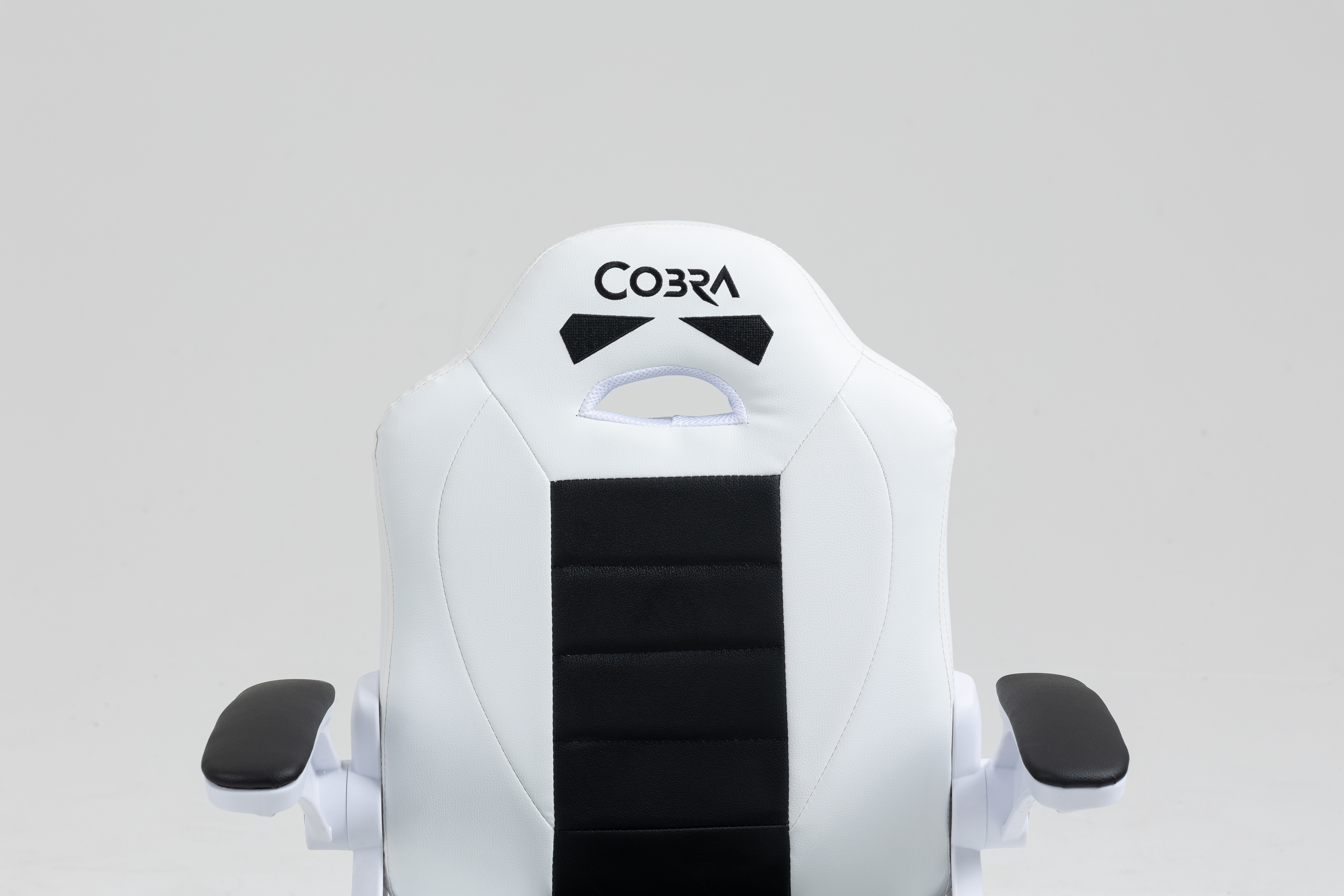 Tył białego fotela gamingowego z czarnym panelem i logo Cobra.