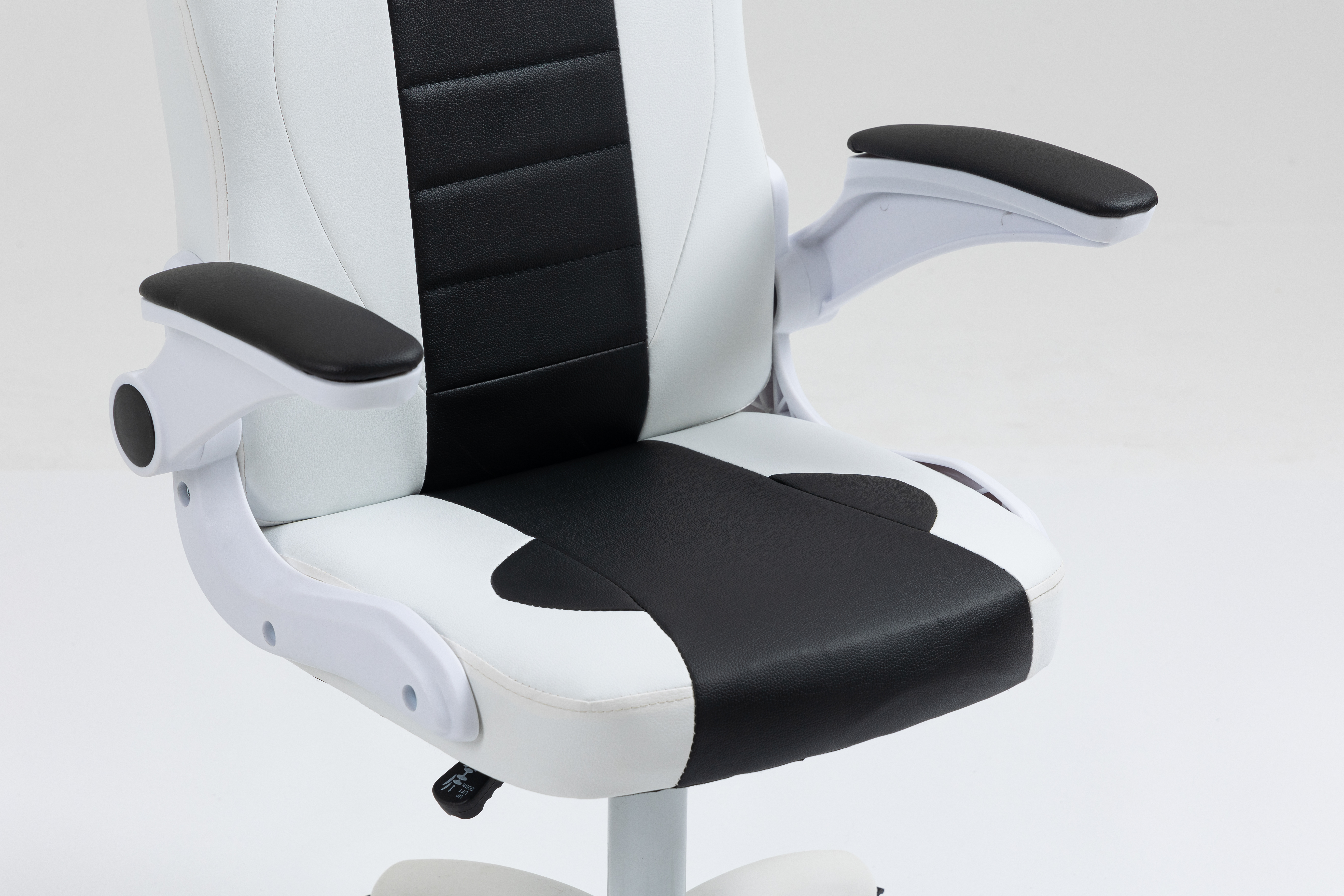 Białe i czarne krzesło biurowe z podłokietnikami na białym tle.