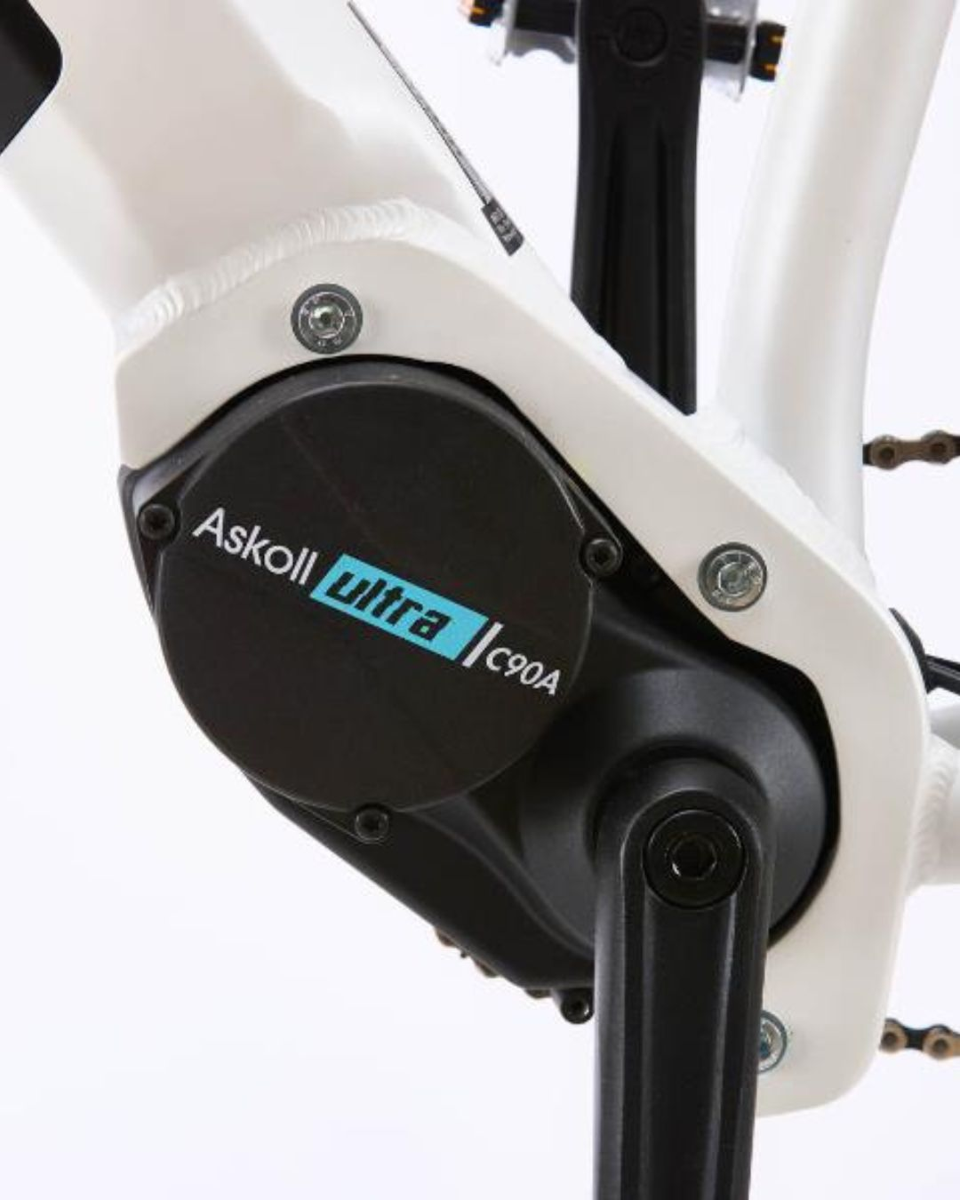 Primo piano del telaio bianco di una bicicletta con motore elettrico nero.