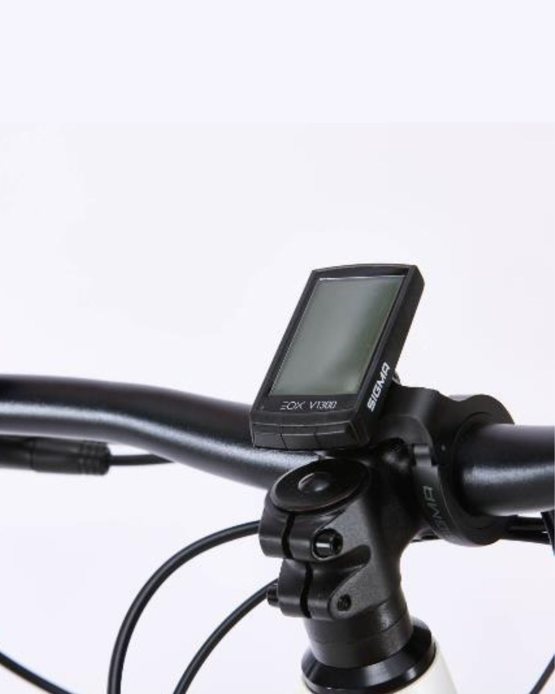 Manubrio nero di bicicletta con computer Sigma.