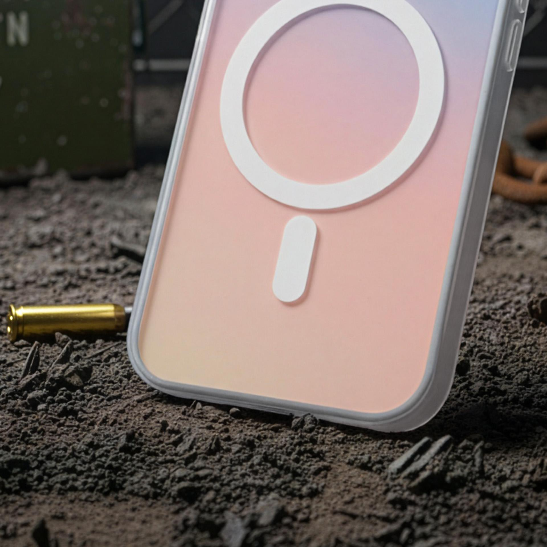 Etui na telefon z gradientem leży na brudnej ziemi obok złotego naboju.