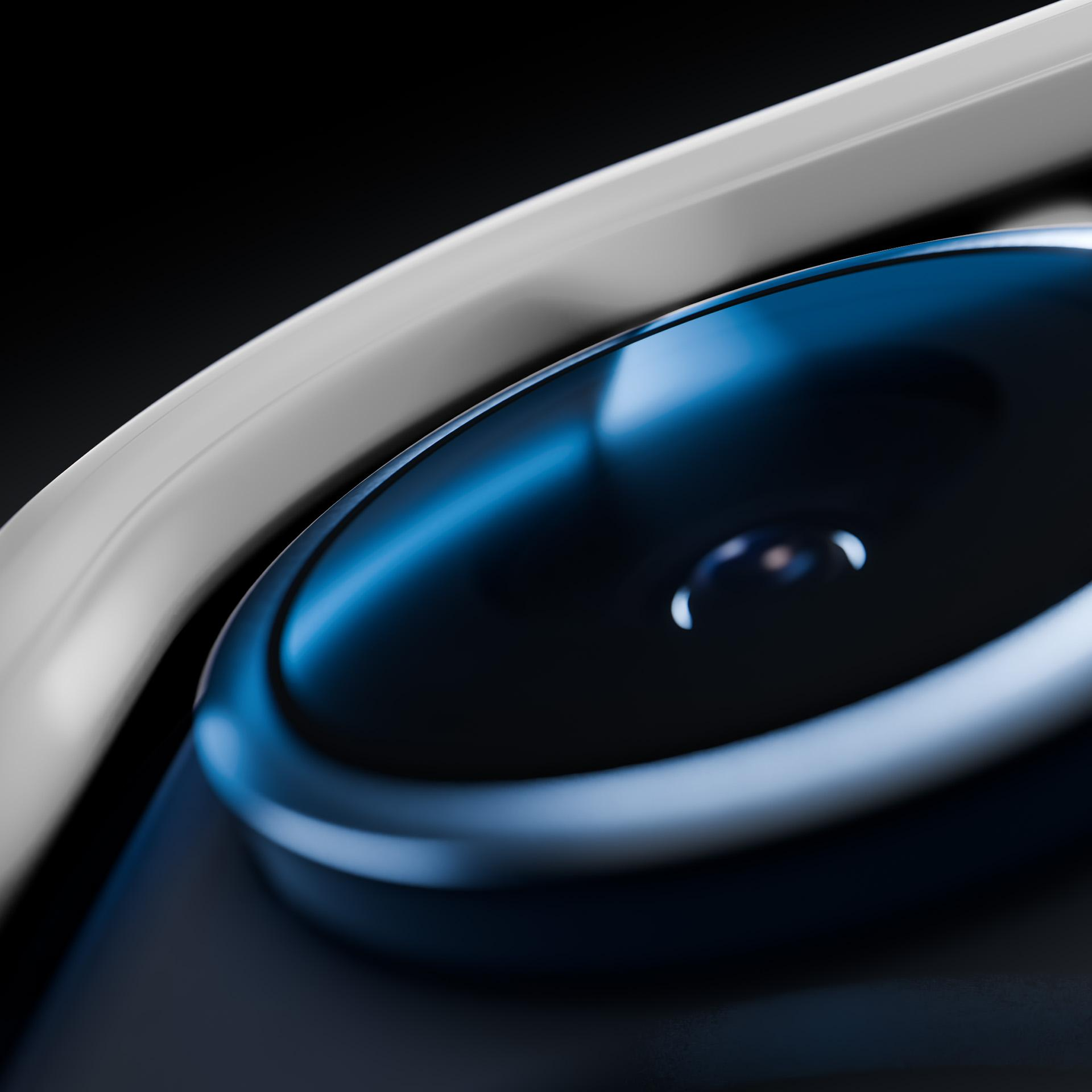 Zbliżenie niebieskiego obiektywu aparatu z srebrną ramką na czarnym tle.