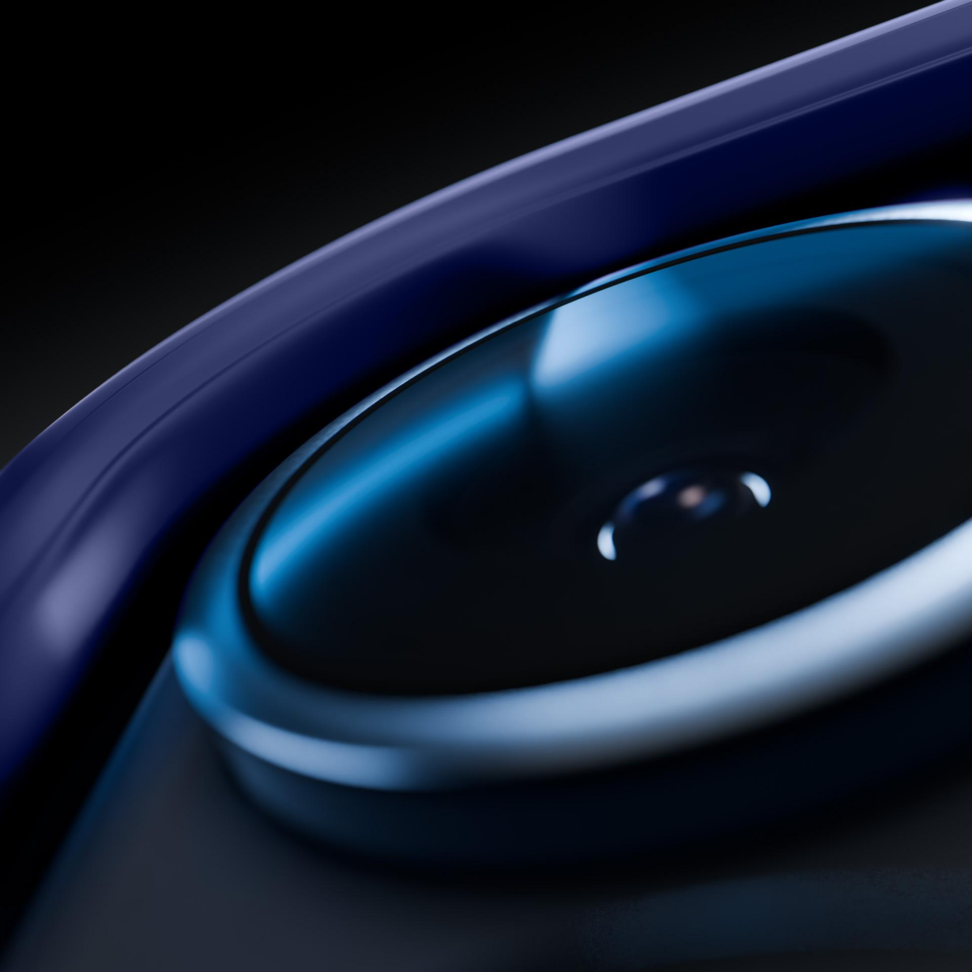 Zbliżenie niebieskiego obiektywu aparatu telefonu na ciemnym tle.